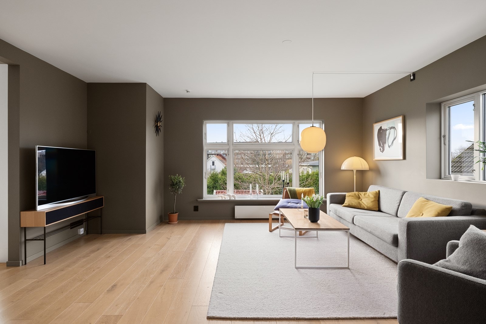 Stue med store vindusflater Galleribilde