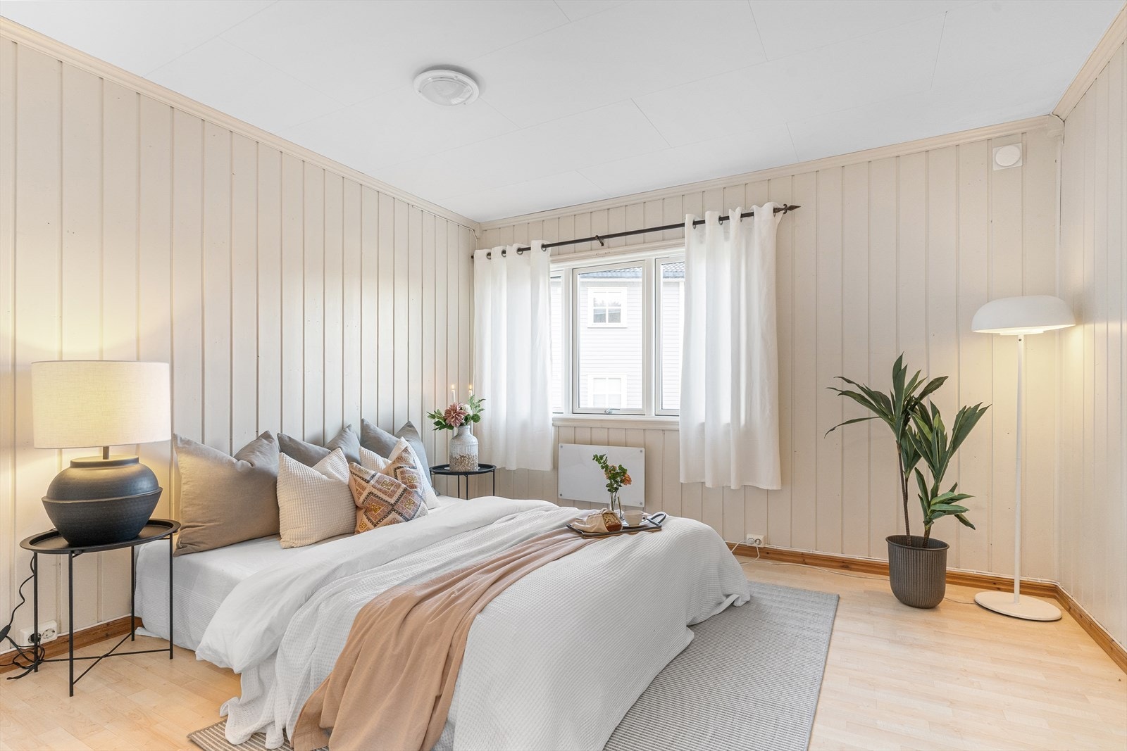 Lyst, romslig soverom med rolig atmosfære Galleribilde