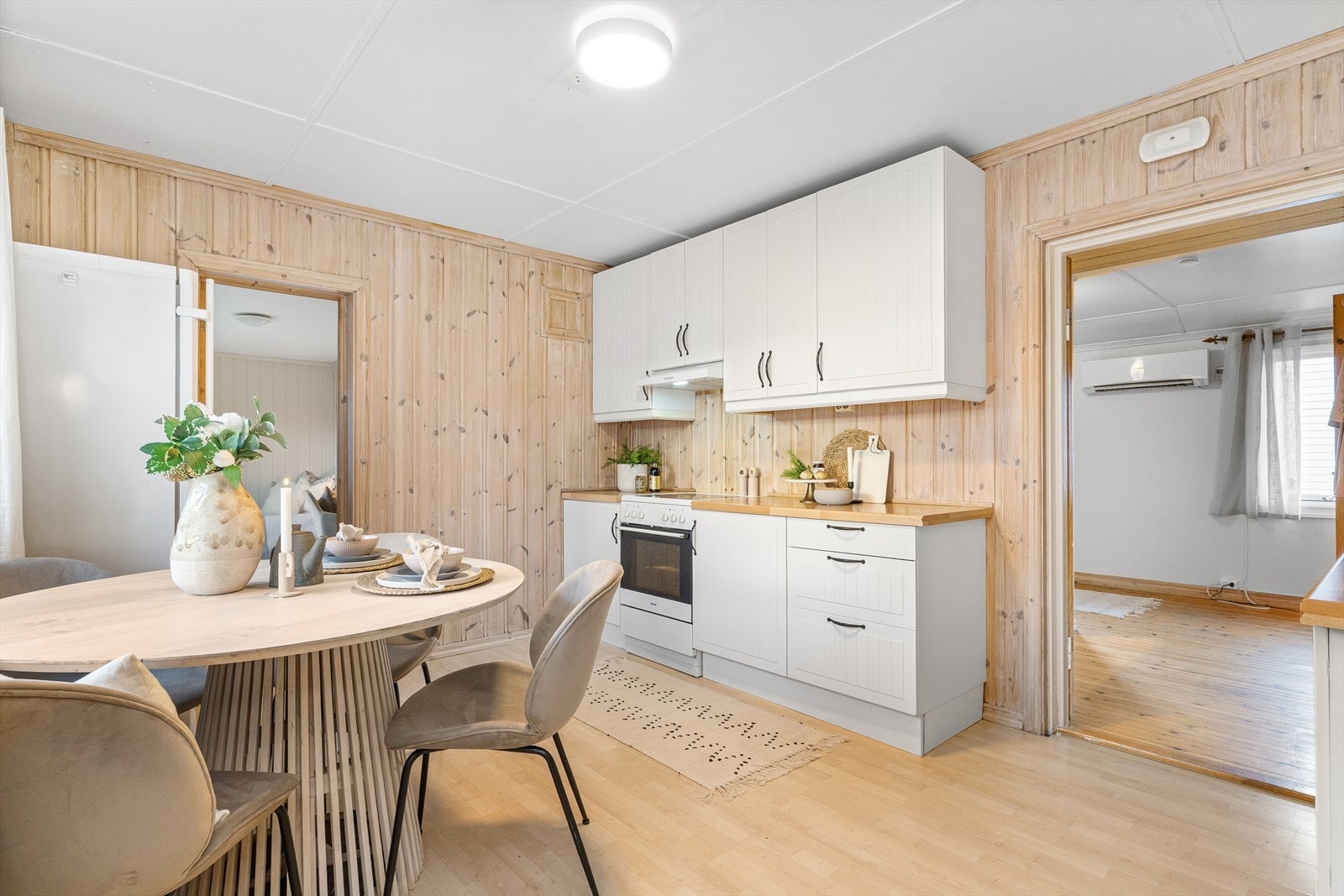 Stort og funksjonelt kjøkken med plass til spisebord Galleribilde