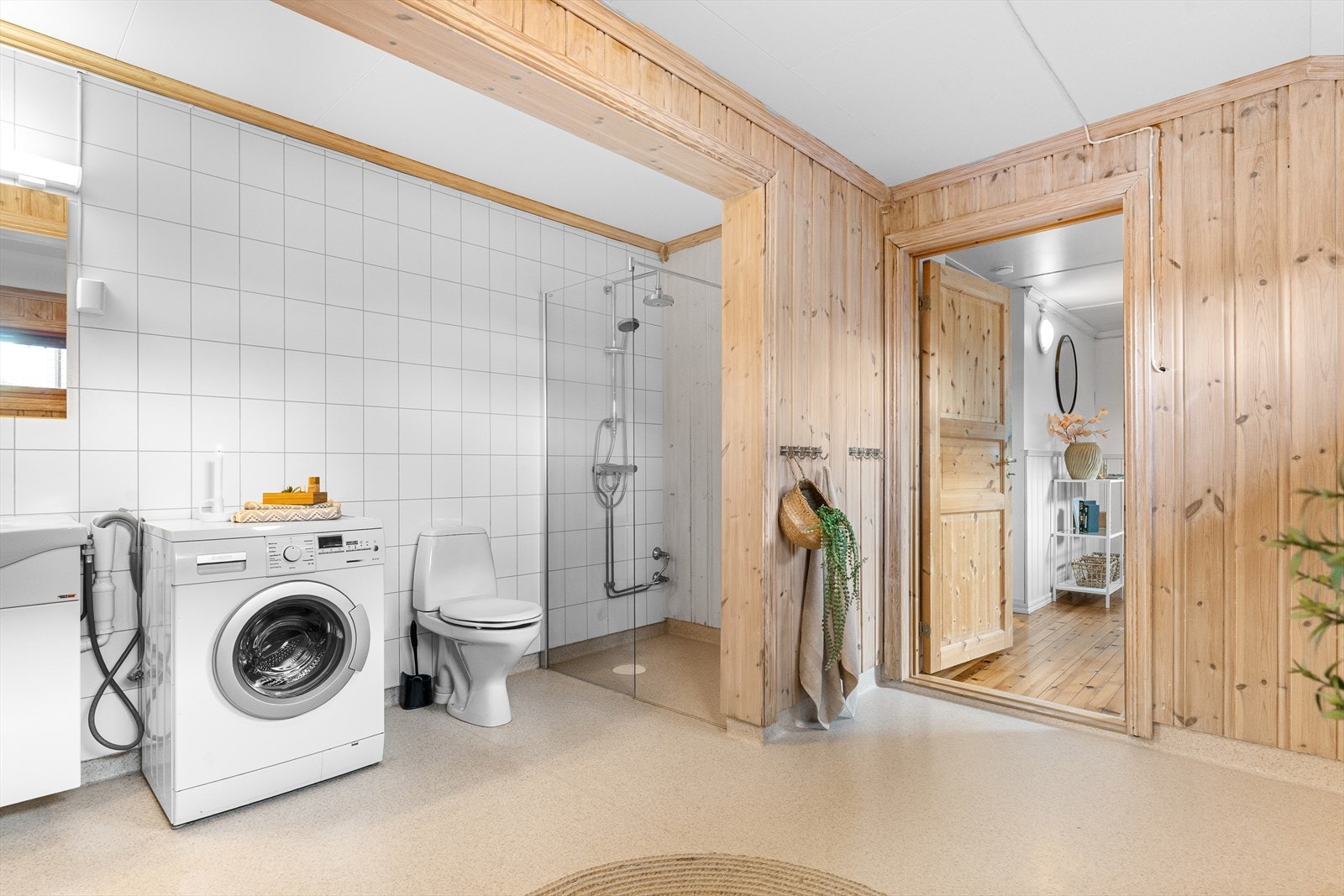 Romslig bad/vaskerom Galleribilde