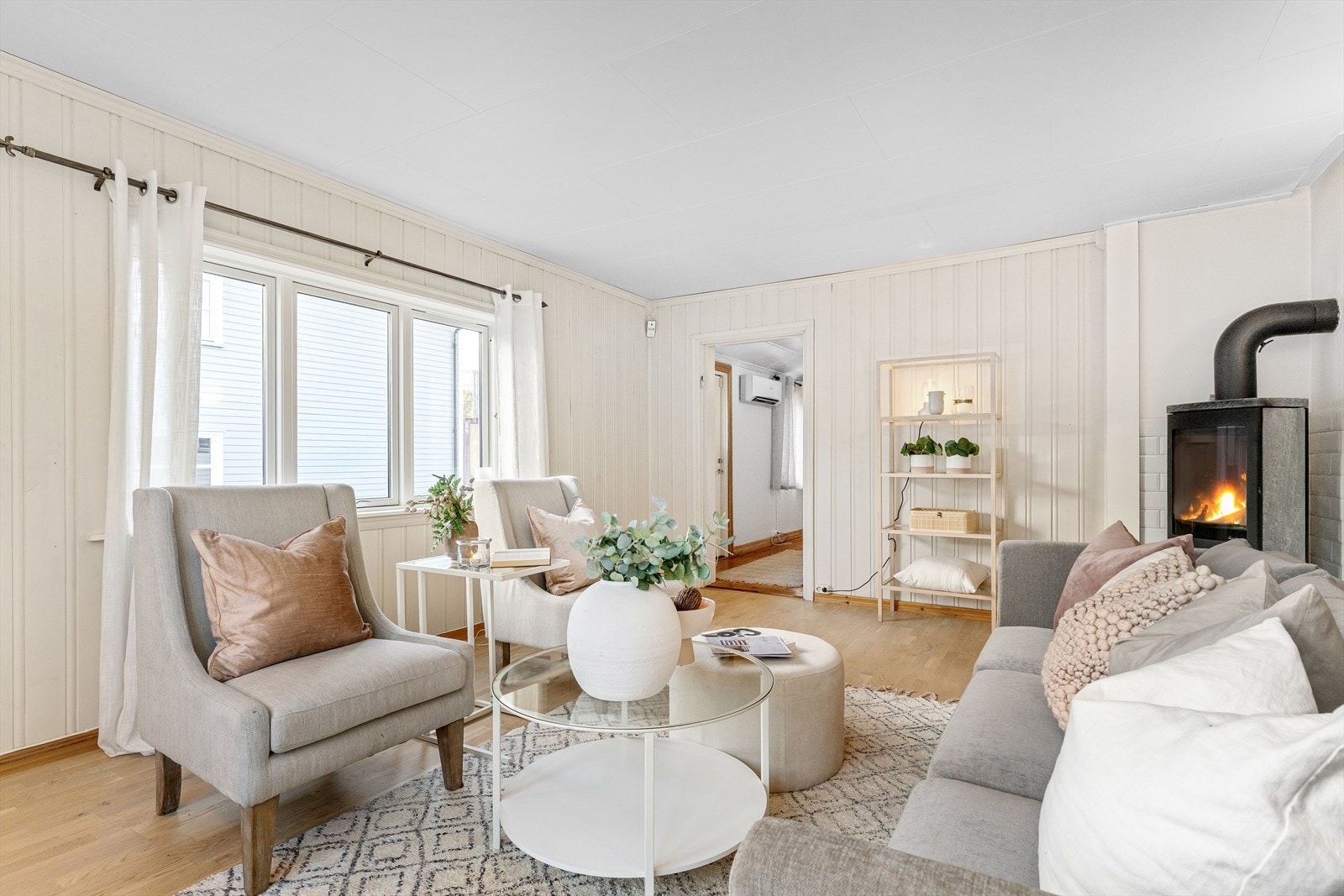 Lys og innbydende stue med behagelig atmosfære Galleribilde