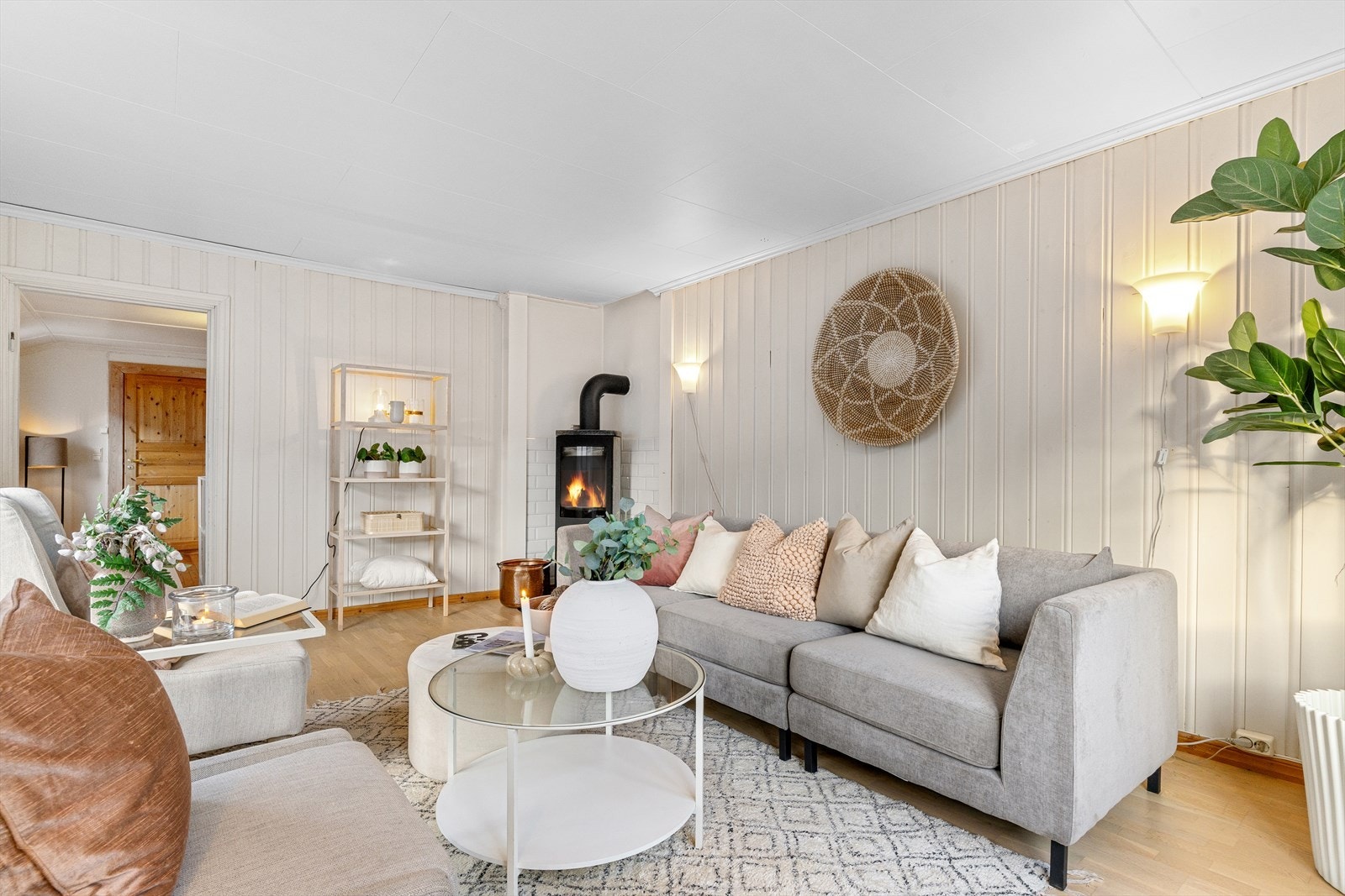 Romslig stue med fleksible møbleringsmuligheter og effektiv vedovn Galleribilde