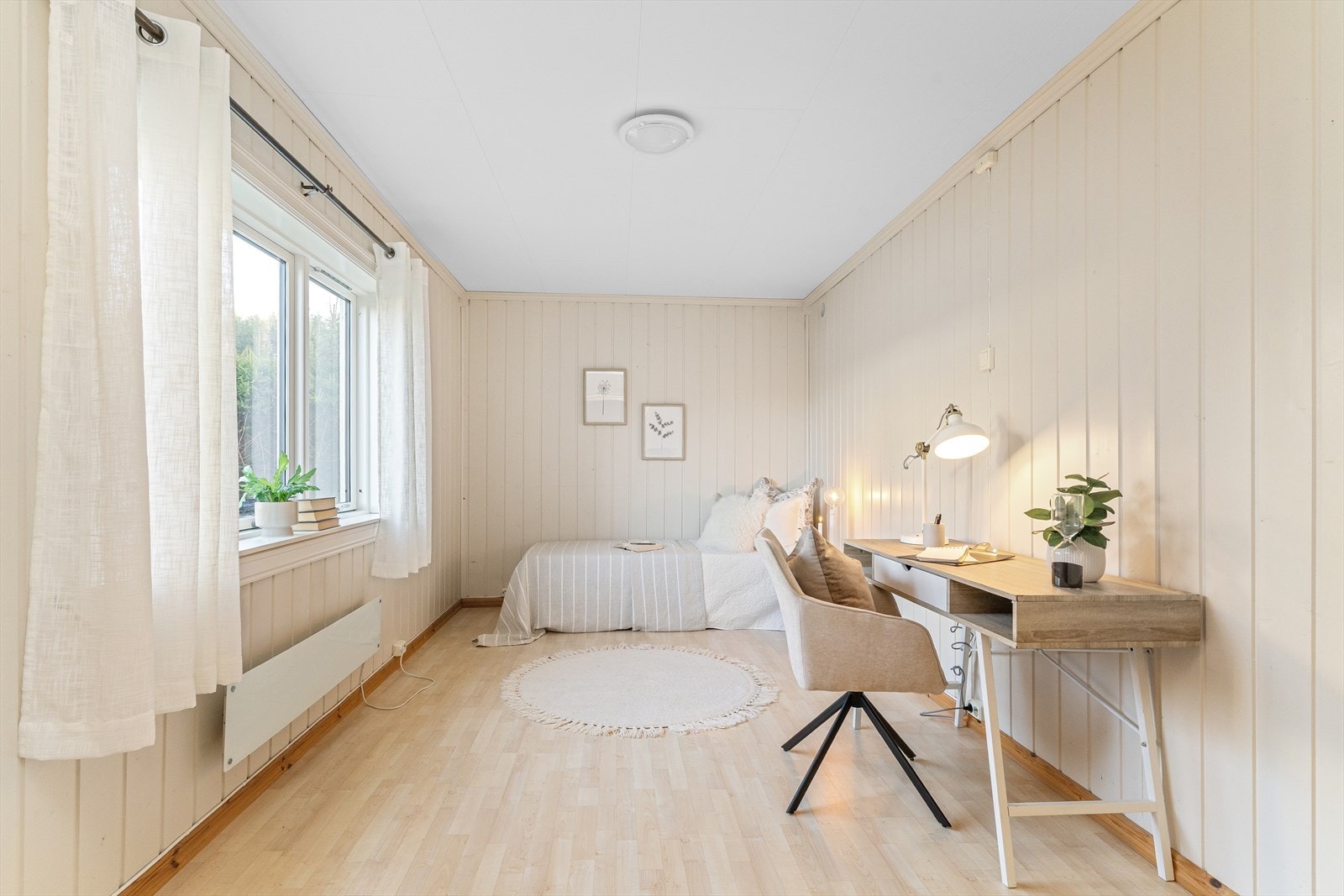 Praktisk soverom med plass til både seng og arbeidsplass. Galleribilde