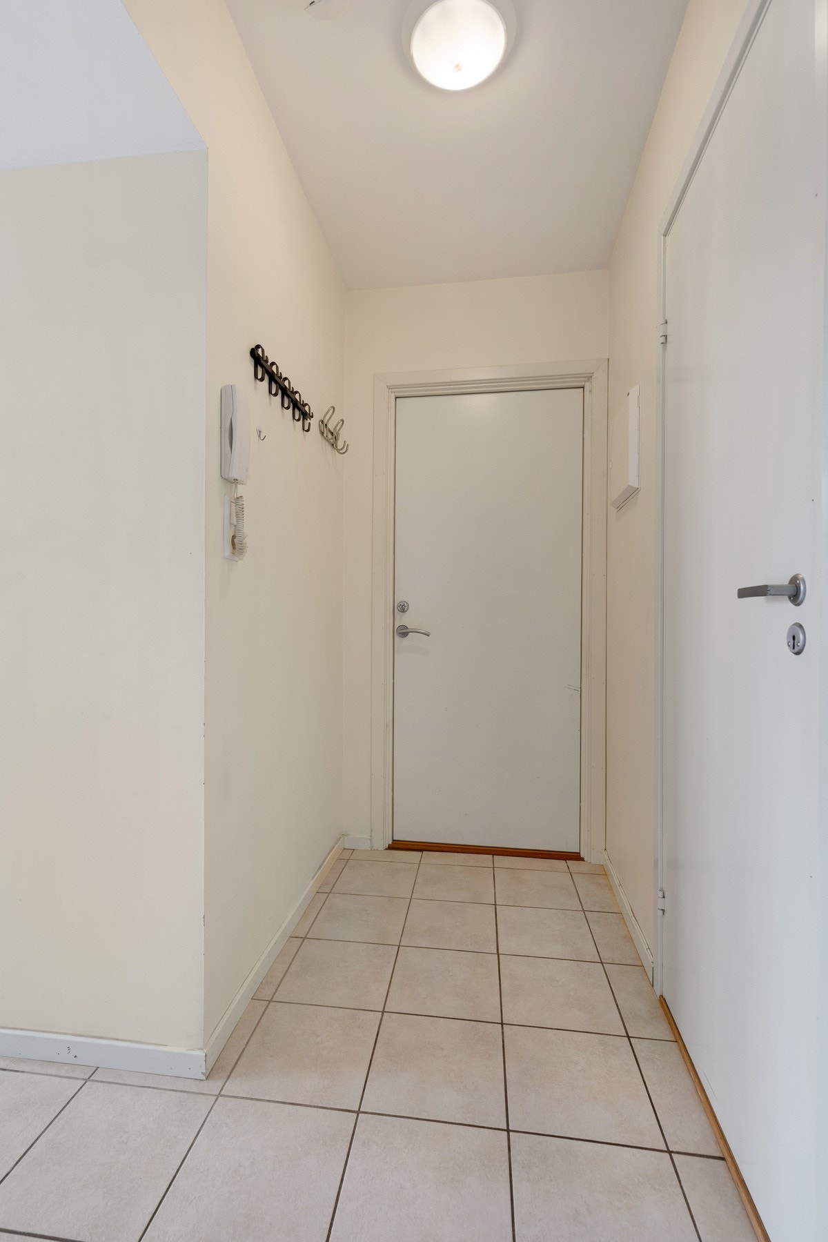 Fliser på gulv i gang. Galleribilde