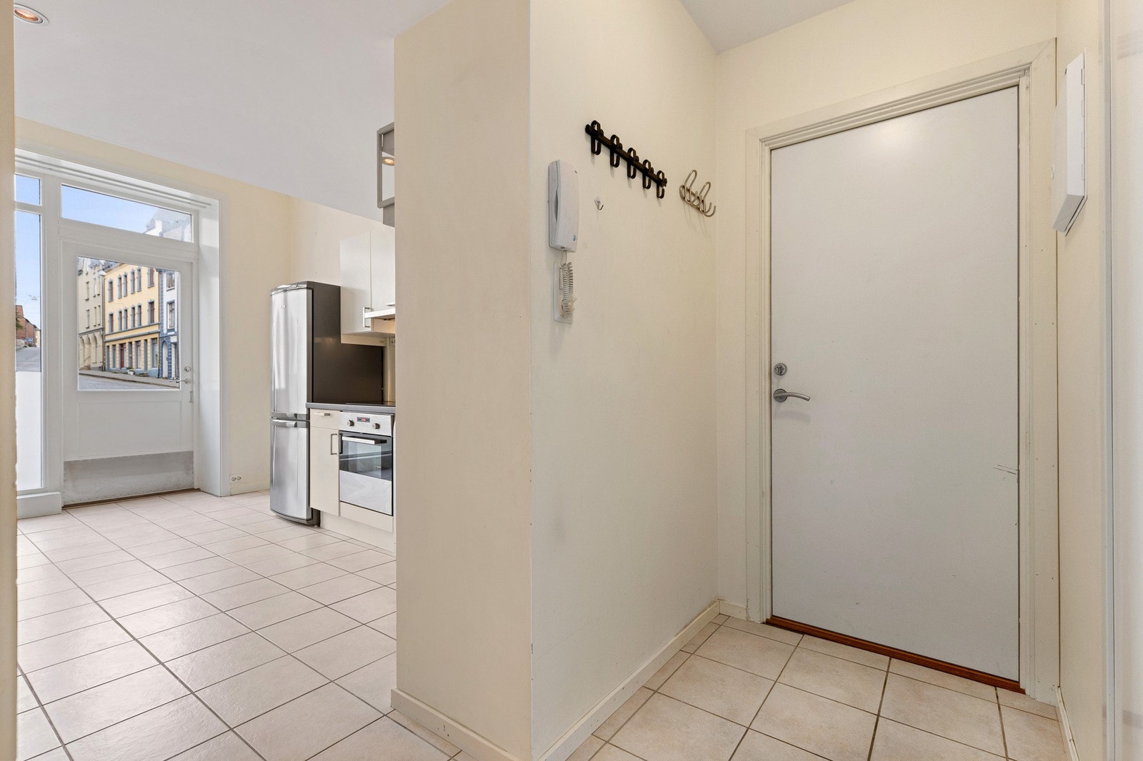 Plass til å henge fra seg tøy og sette fra seg sko i gang. Galleribilde