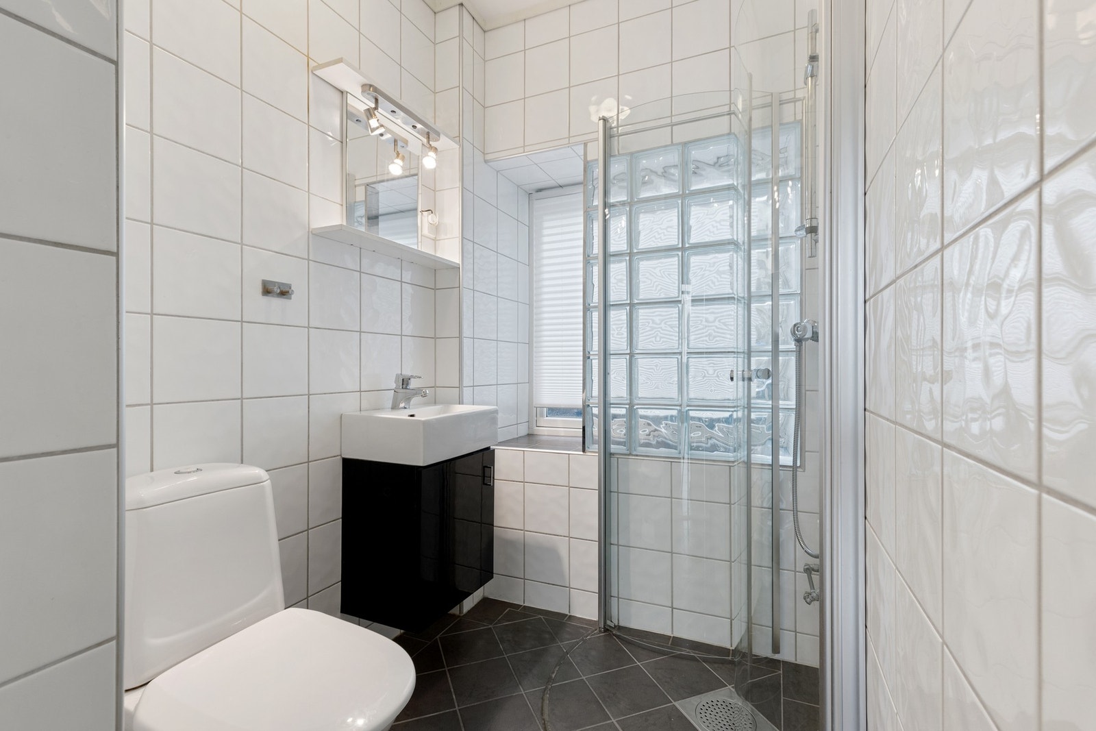 Flislagt baderom med elektriske varmekabler. Galleribilde