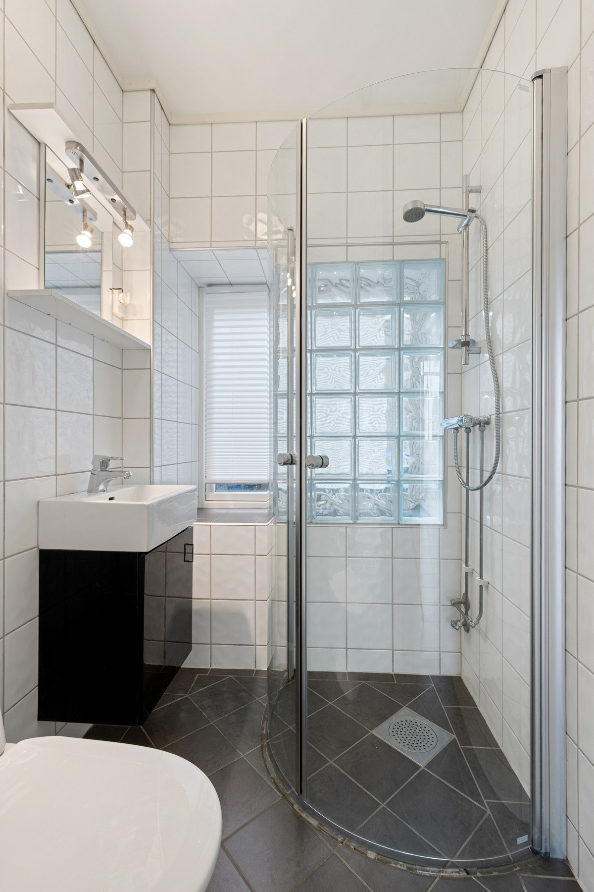 Innredning med servant, toalett og dusjvegger/hjørne. Galleribilde