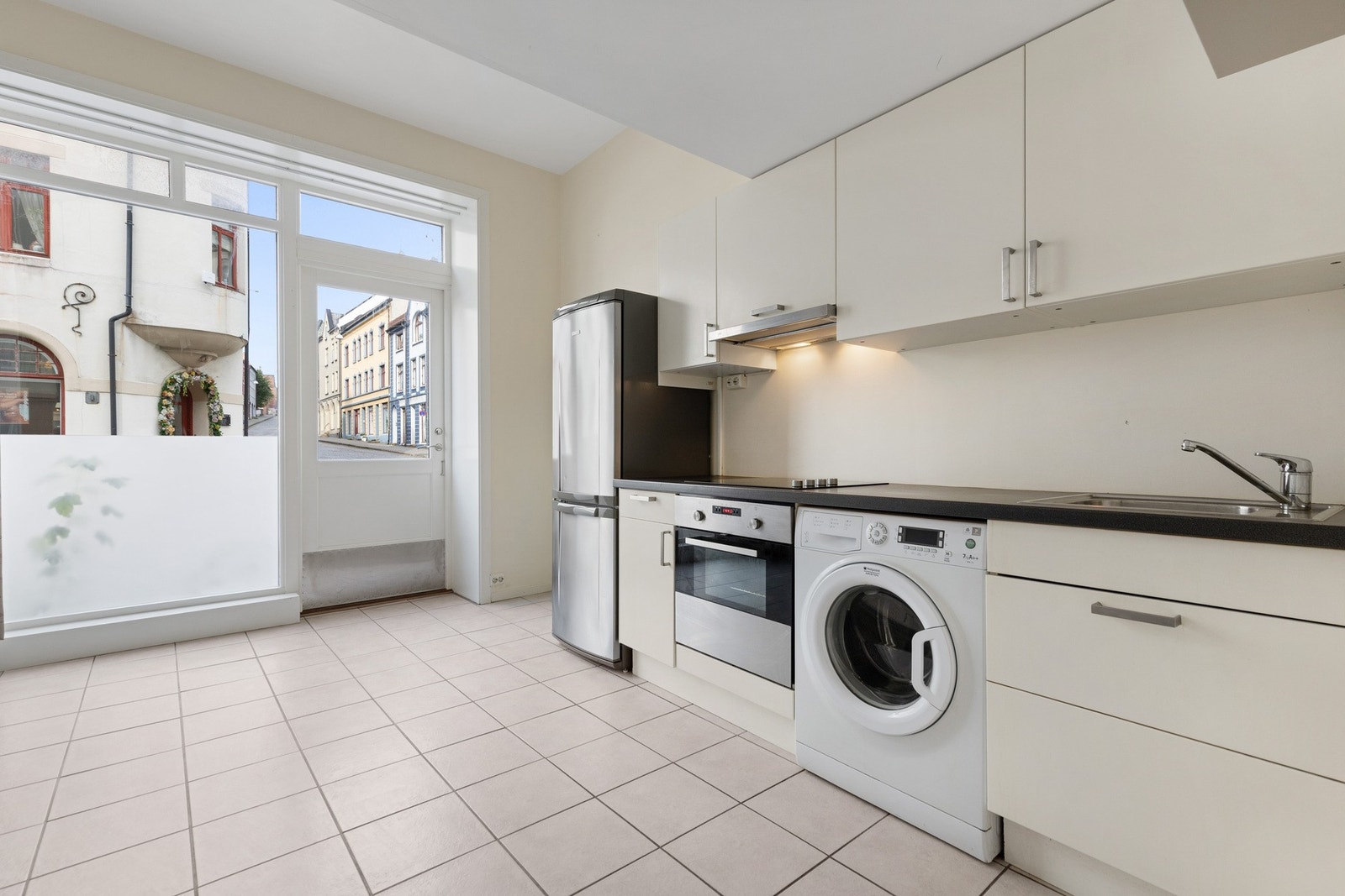 Det er store vindu som gir mye naturlig lys. Galleribilde