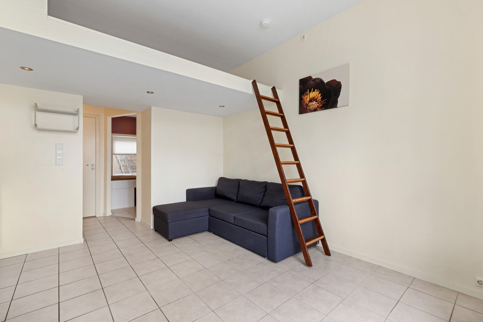 Leiligheten har hems for ekstra oppbevaring eller soveplass. Galleribilde