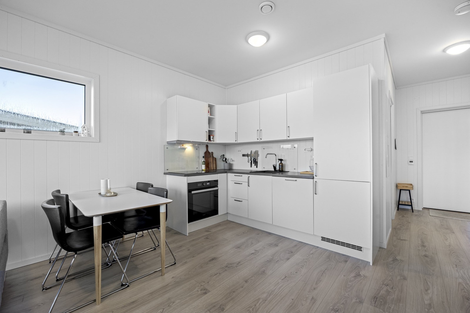 Kjøkkenet er fra Sørlandskjøkken med integrerte hvitevarer. Galleribilde