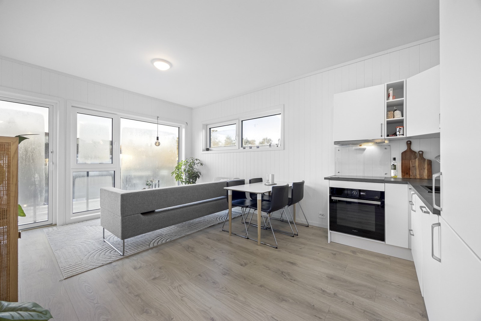 Koketopp, stekeovn, kjøl/frys og oppvaskmaskin medfølger i handelen. Galleribilde