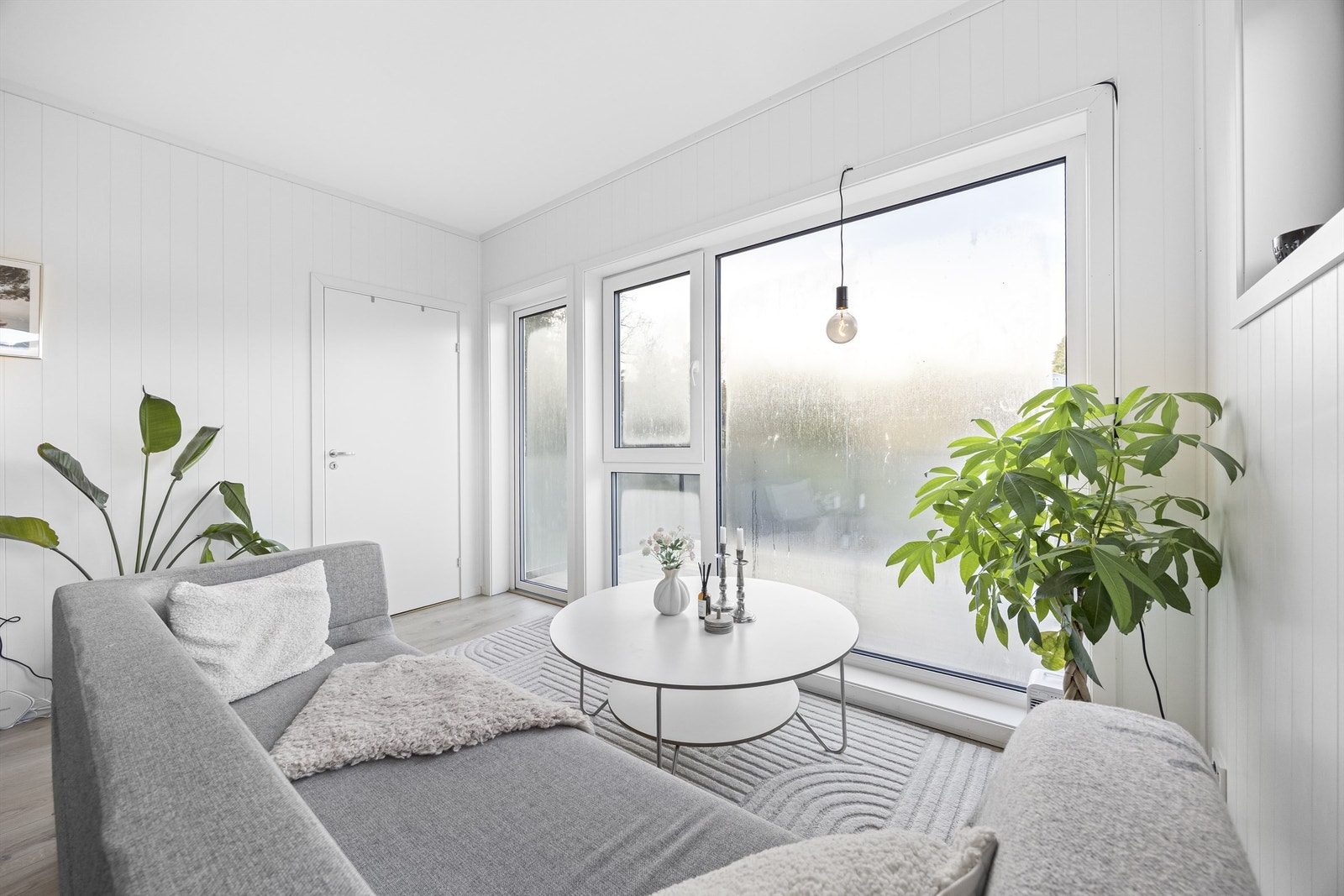 Det er fin utsikt fra stue. På tidspunktet fotografen var på besøk var ventilasjonen skrudd av, dette i sammenheng med god isolasjon kan forårsake dugg i vinterhalvåret på kalde dager. Galleribilde