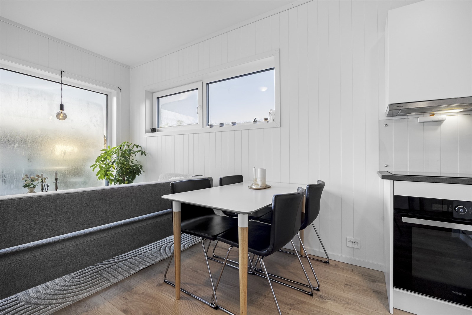 Dugg på vinduer er vanlig i nyere hus grunnet god isolasjon (dugg på utsiden). Galleribilde