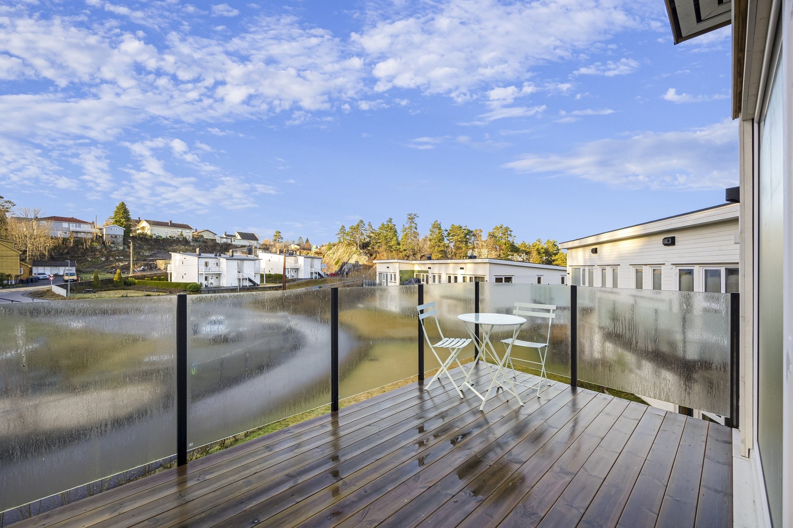 Romslig balkong med glassrekkverk på fremsiden. Galleribilde