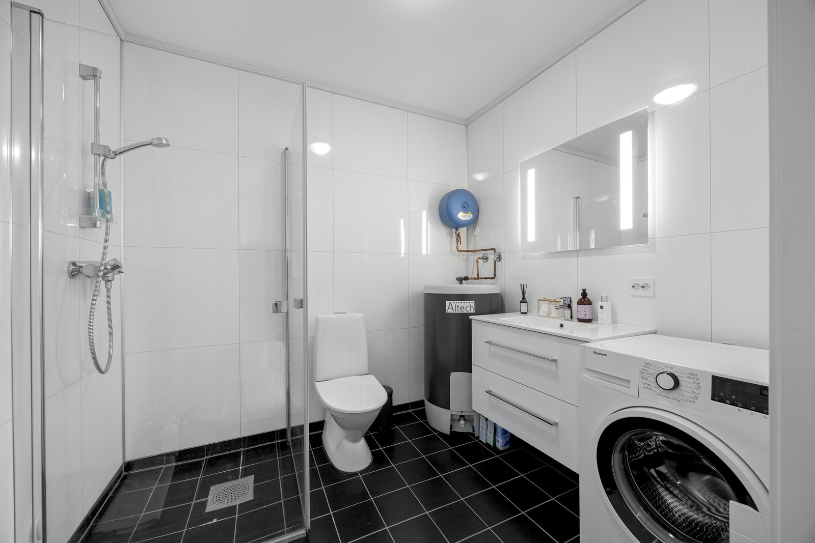 Romslig baderom med fliser på gulv. Vannbåren varme. Galleribilde