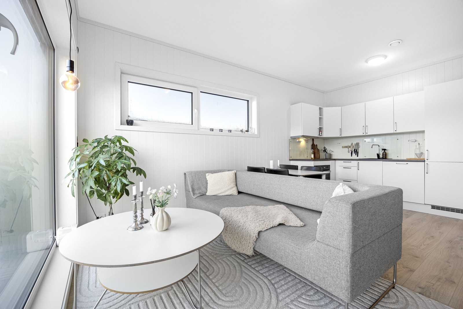 Vannbåren varme i gulv i gang, kjøkken/stue og bad/vaskerom. Det er også balansert ventilasjon med varmegjenvinning av luften. Galleribilde