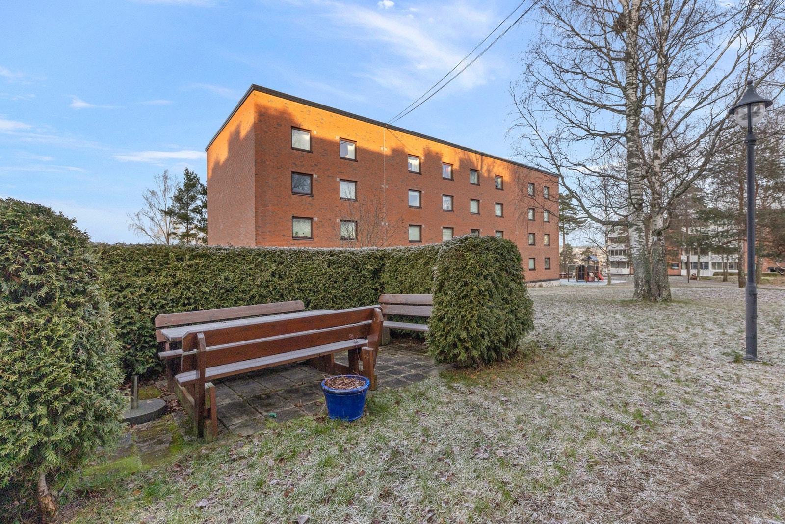 Borettslaget har flotte områder med sittebenker, ballplasser og fine lekeplasser med spennende apparater Galleribilde
