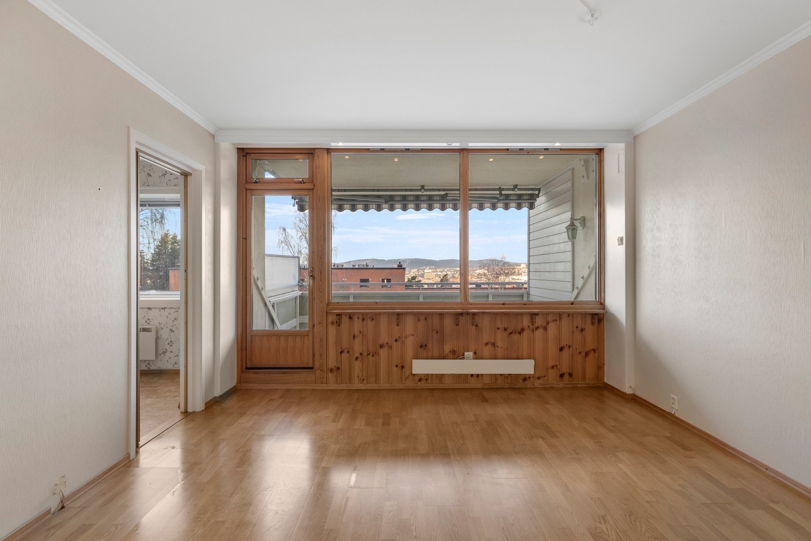 Stuen er romslig med plass til både sofagruppe og spisebord, slik at du enkelt kan kombinere ulike bruksområder i samme rom Galleribilde