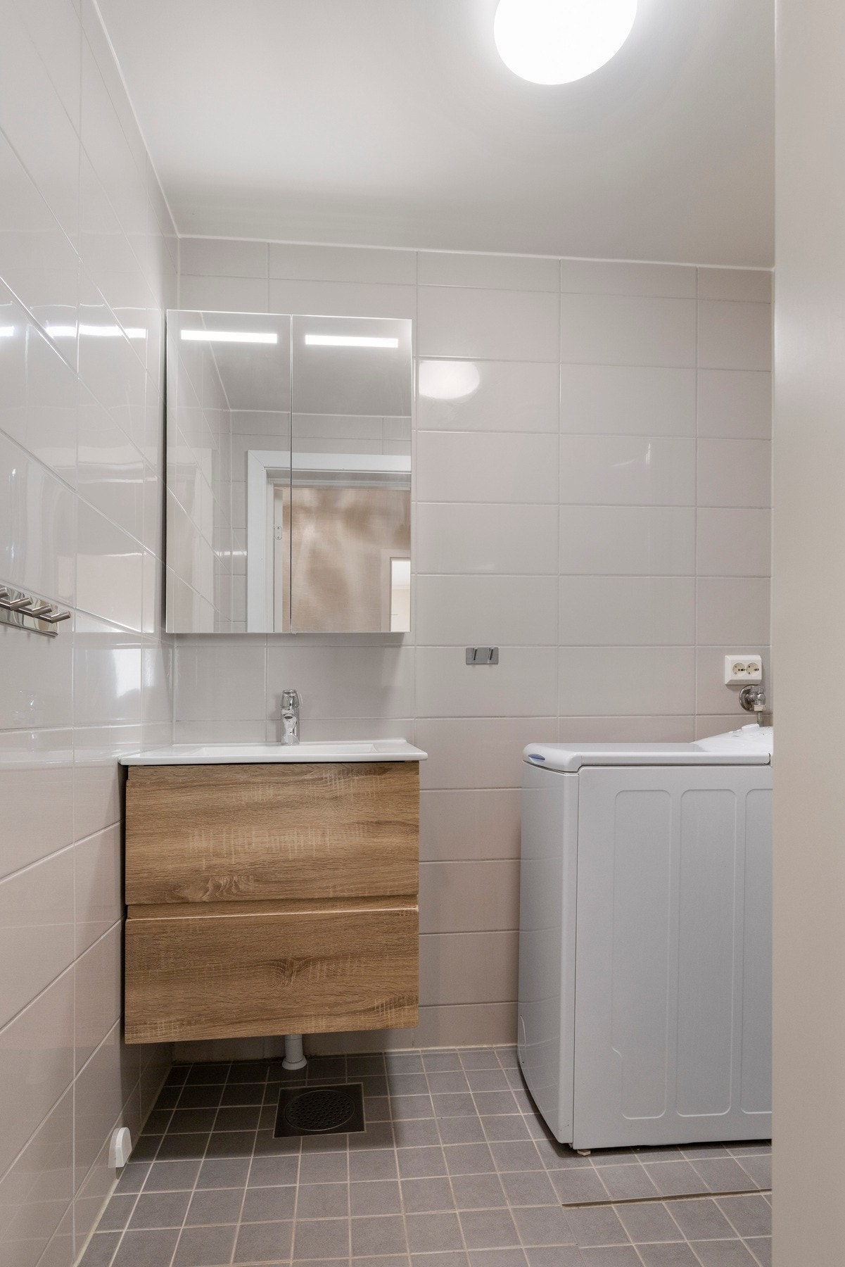 Badet ble pusset opp i 2022 i regi av borettslaget og har lekre fliser på gulv og vegger, samt varmekabler i gulvet Galleribilde