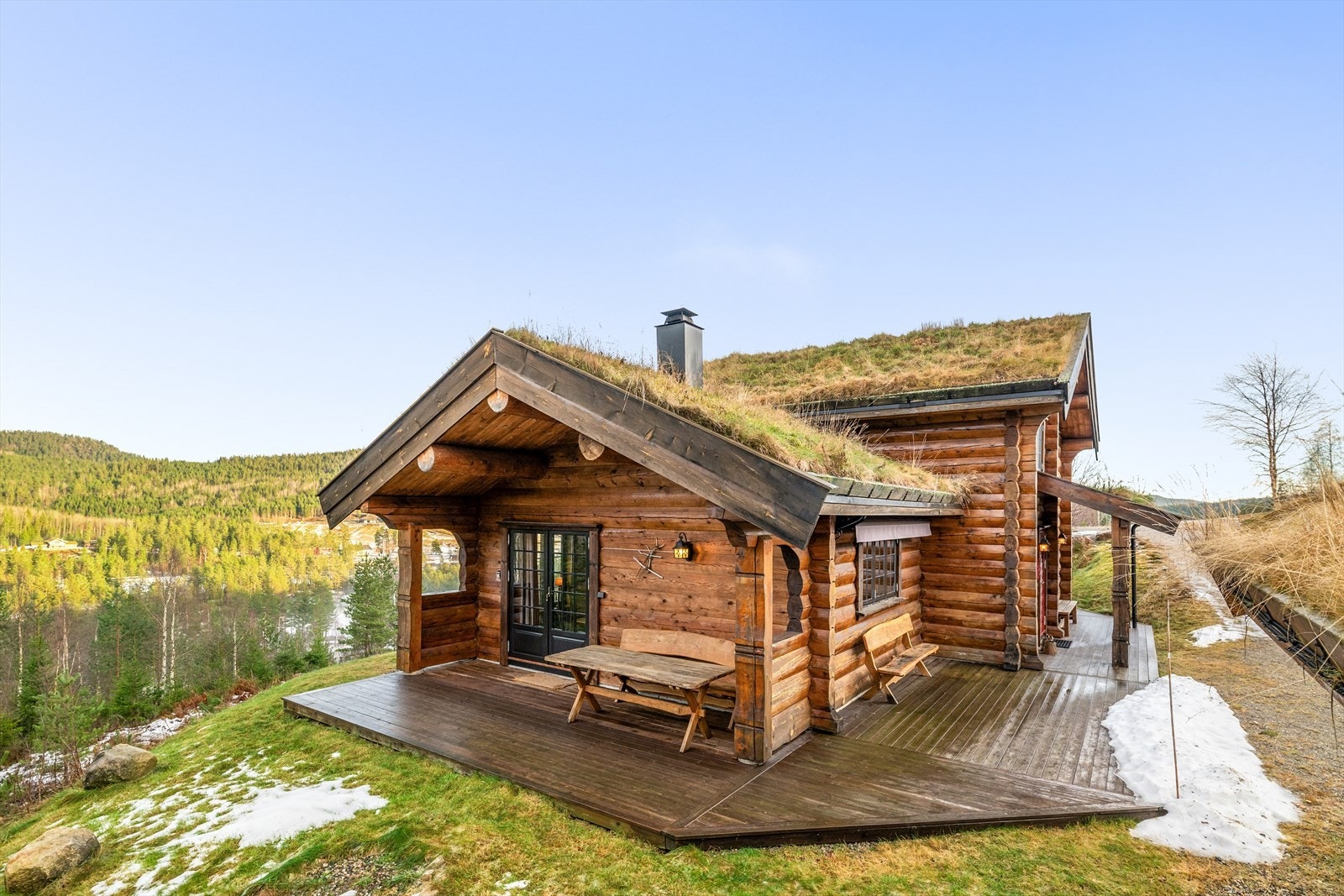 Nydelige uteplasser rundt hytta gjør at man kan nyte sola fra morgen til kveld, både under tak og under åpen himmel. Galleribilde
