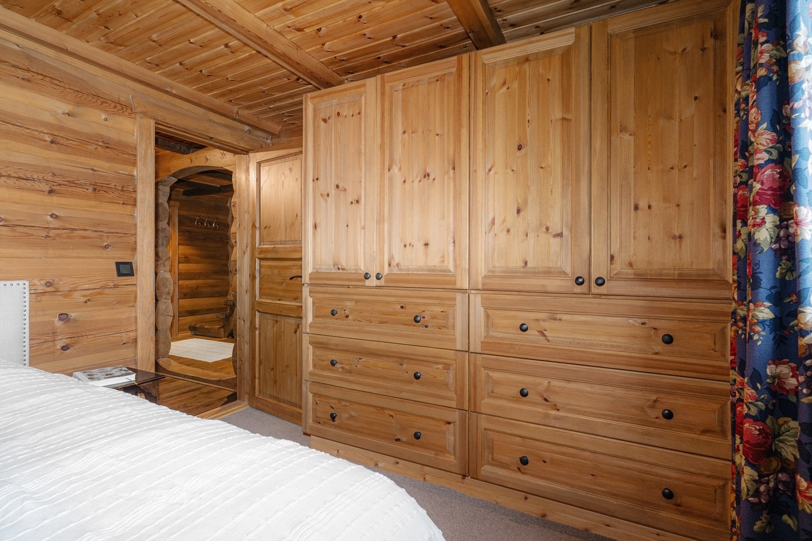 Soverommet ligger tilbaketrukket fra stua og har en meget romslig plassbygget garderobeløsning. Galleribilde