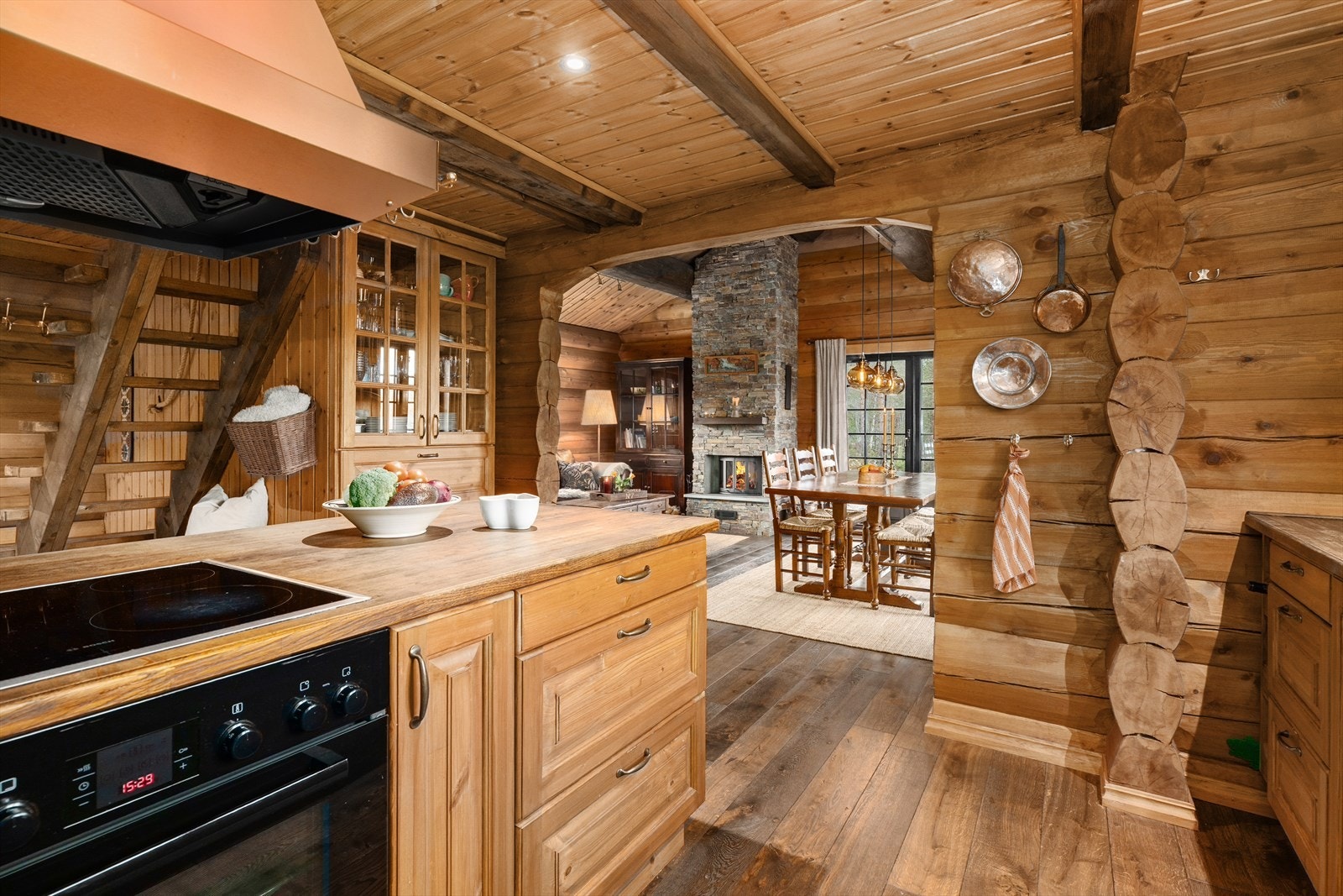 Kjøkkenet har integrerte hvitevarer som oppvaskmaskin, koketopp, stekeovn og kjøl/fryseskap. Galleribilde