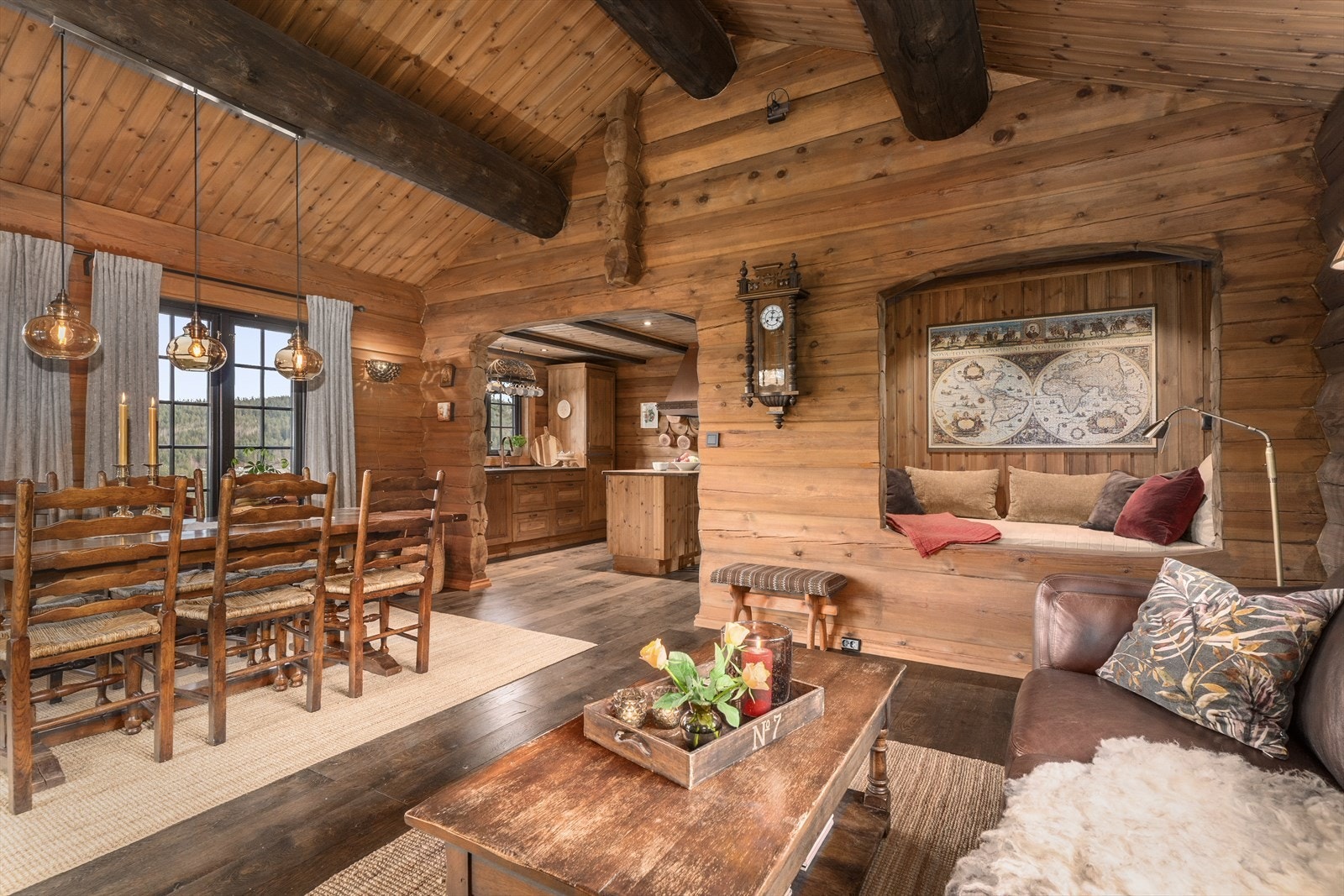 God takhøyde i stua gir en luftig følelse, med åpen og sosial løsning mot det solide, plassbygde kjøkkenet. Dette er en hytte som virkelig innbyr til hyggelige familiesammenkomster og vennelag! Galleribilde