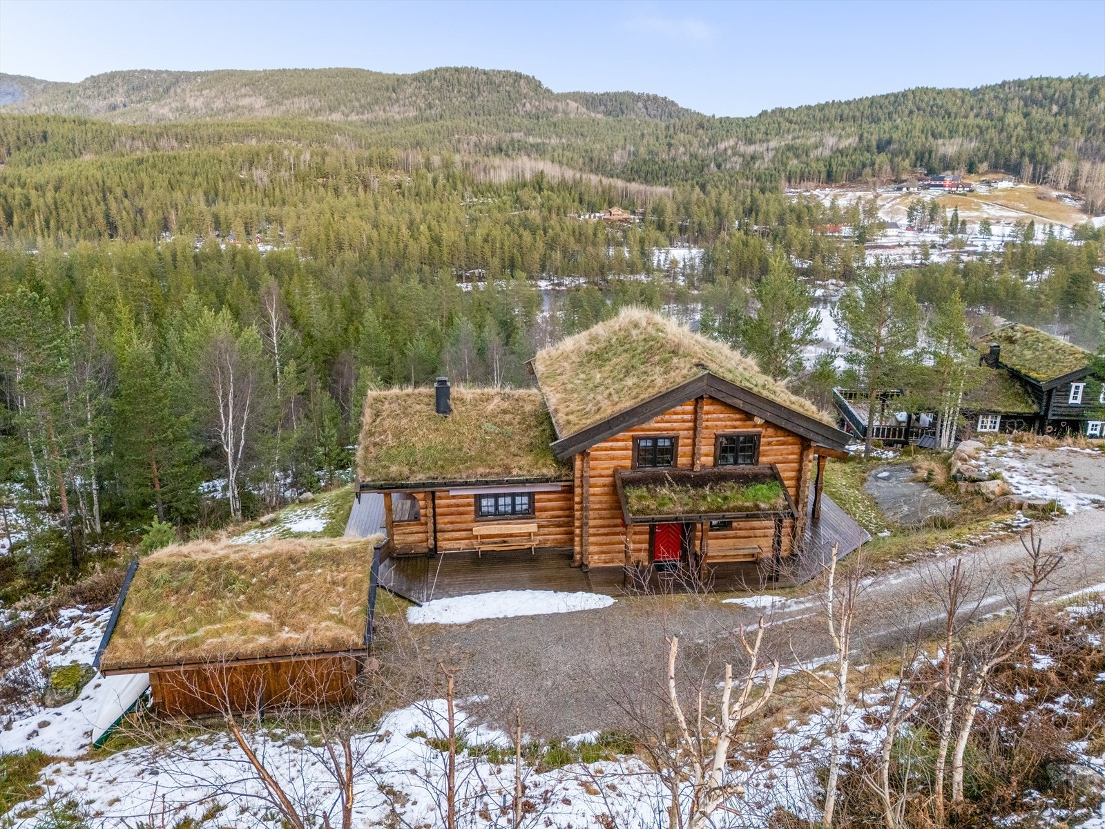 Her får du den gode hyttefølelsen, med torv på taket og gjennomgående norsk kvalitets-laft fra Rysstad laftebygg AS. Galleribilde