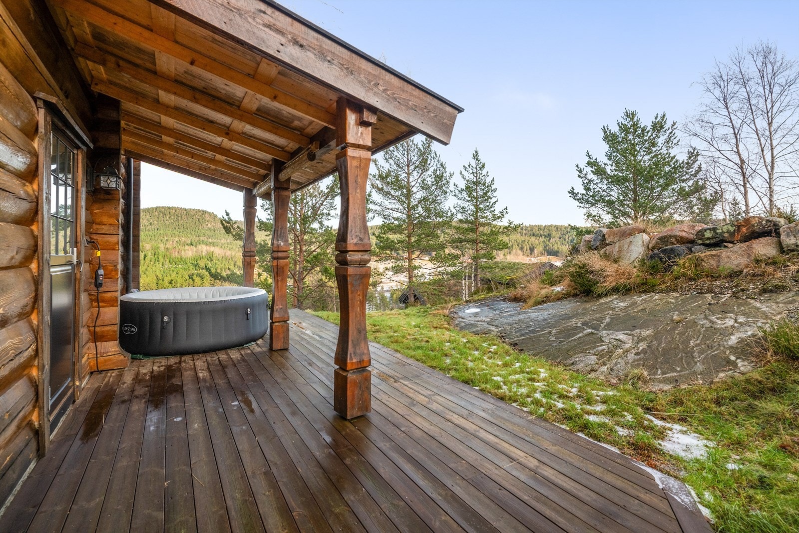 Hytta er del av Lia hyttegrend, med trygg bomvei inn til hyttefeltet. Galleribilde