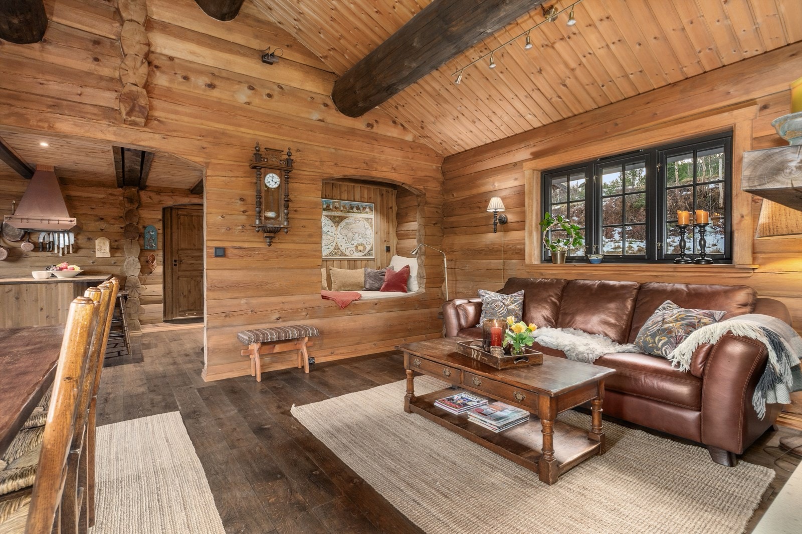 Det unike med denne hytta er den sjarmerende innebygde dagsenga, hvor man kan ligge og slappe av med utsikt til peisen. Her er det tilrettelagt med kontakt for lading av i-pad og mobiltelefon. Galleribilde