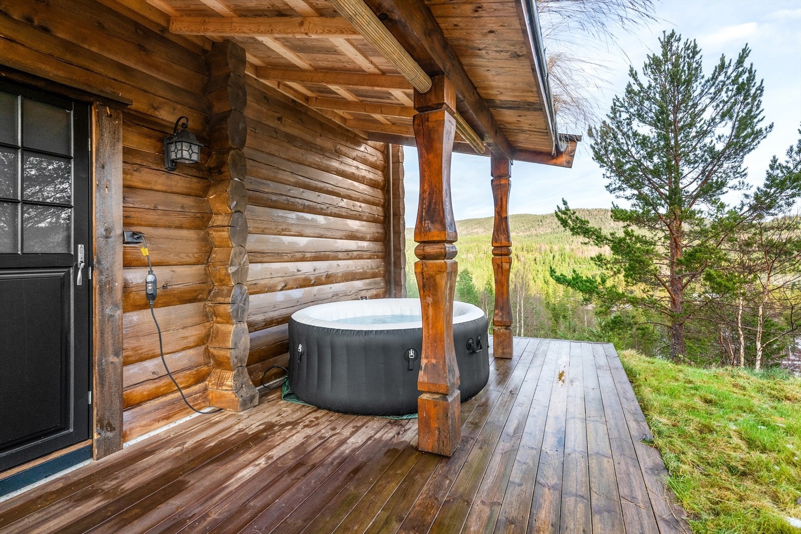 På terrassen mot øst er det tilrettelagt for spa, med enkel adkomst rett inn til badet og dusjen. Galleribilde