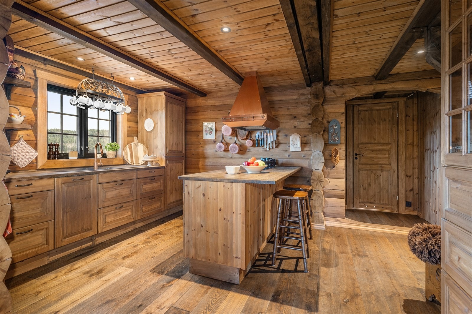 Heltre kjøkkeninnredning fra lokal kjøkkenprodusent (Omdals verk), samt heltre benkeplate hvor det tilføres godt arbeidslys fra vinduet. Galleribilde