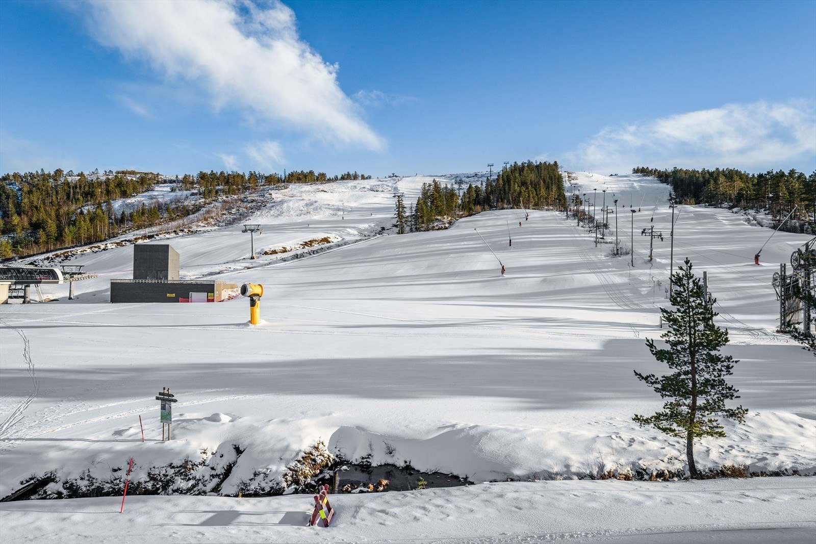 Naturen i området har med andre ord mye å by på for en friluftsglad eier av fritidseiendommen - og området er perfekt for den aktive som liker å ferdes i naturen, samtidig som en kan nyte fred og ro på hytta. Galleribilde