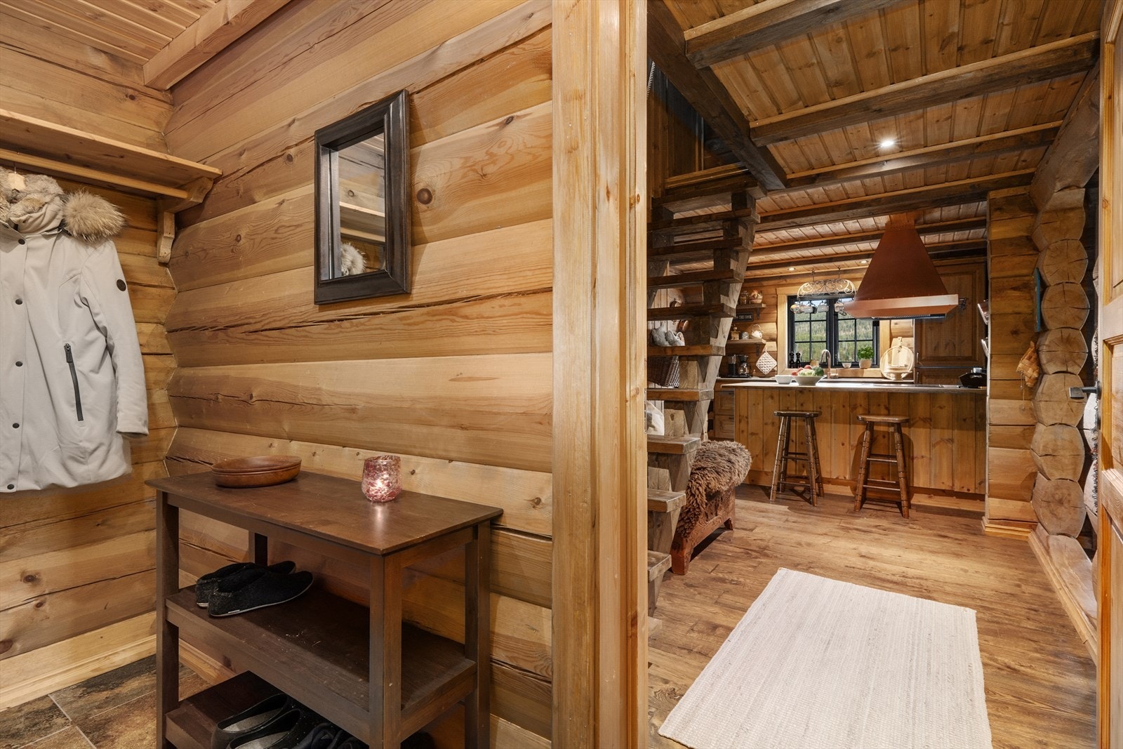 I den ytterste gangen er det flislagt gulv, mens det i mellomgangen er vakre, rustikke eikegulv som går videre inn i stua og kjøkkenet. Galleribilde