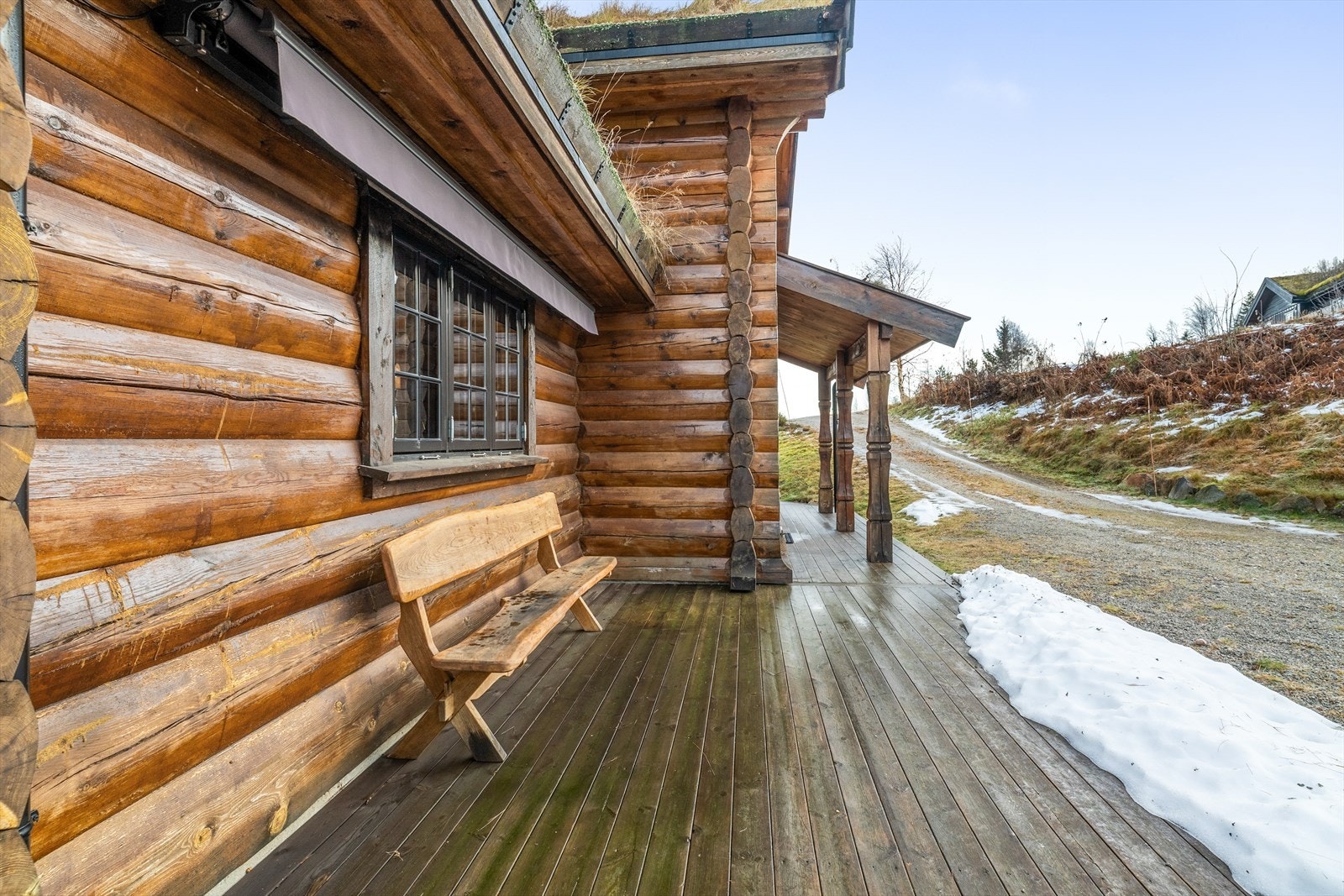 Eiendommen ligger i relativt skrånende terreng med mye naturtomt, mens den umiddelbare tomta rundt hytta er flat og består av gårdsplass, plenarealer og terrasser både under tak og under åpen himmel. Galleribilde