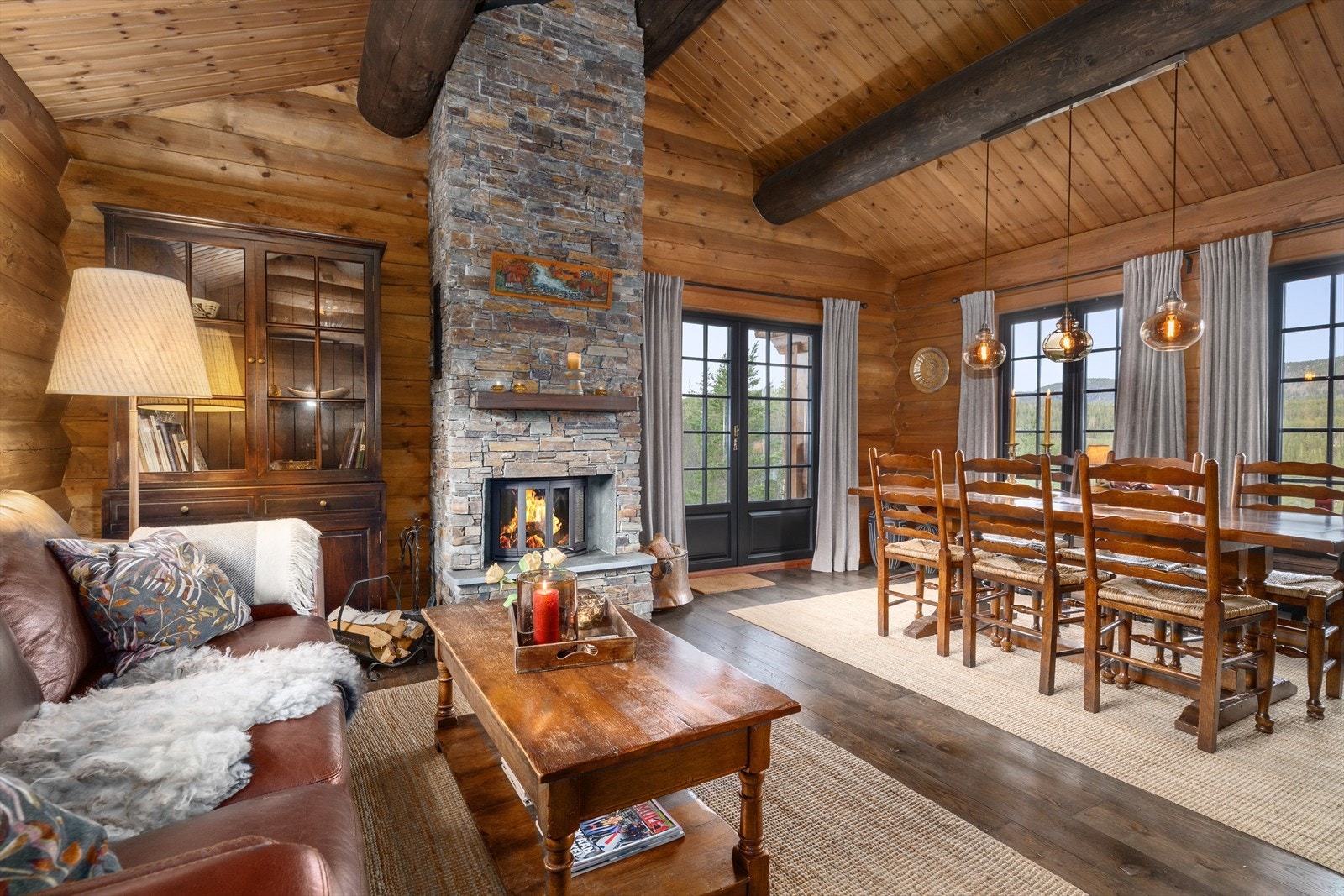 Få ting gir hyttefølelsen i større grad enn en skikkelig peis i stein som denne hytta byr på, med peisinnsats som sikrer god varme vinterstid. Galleribilde