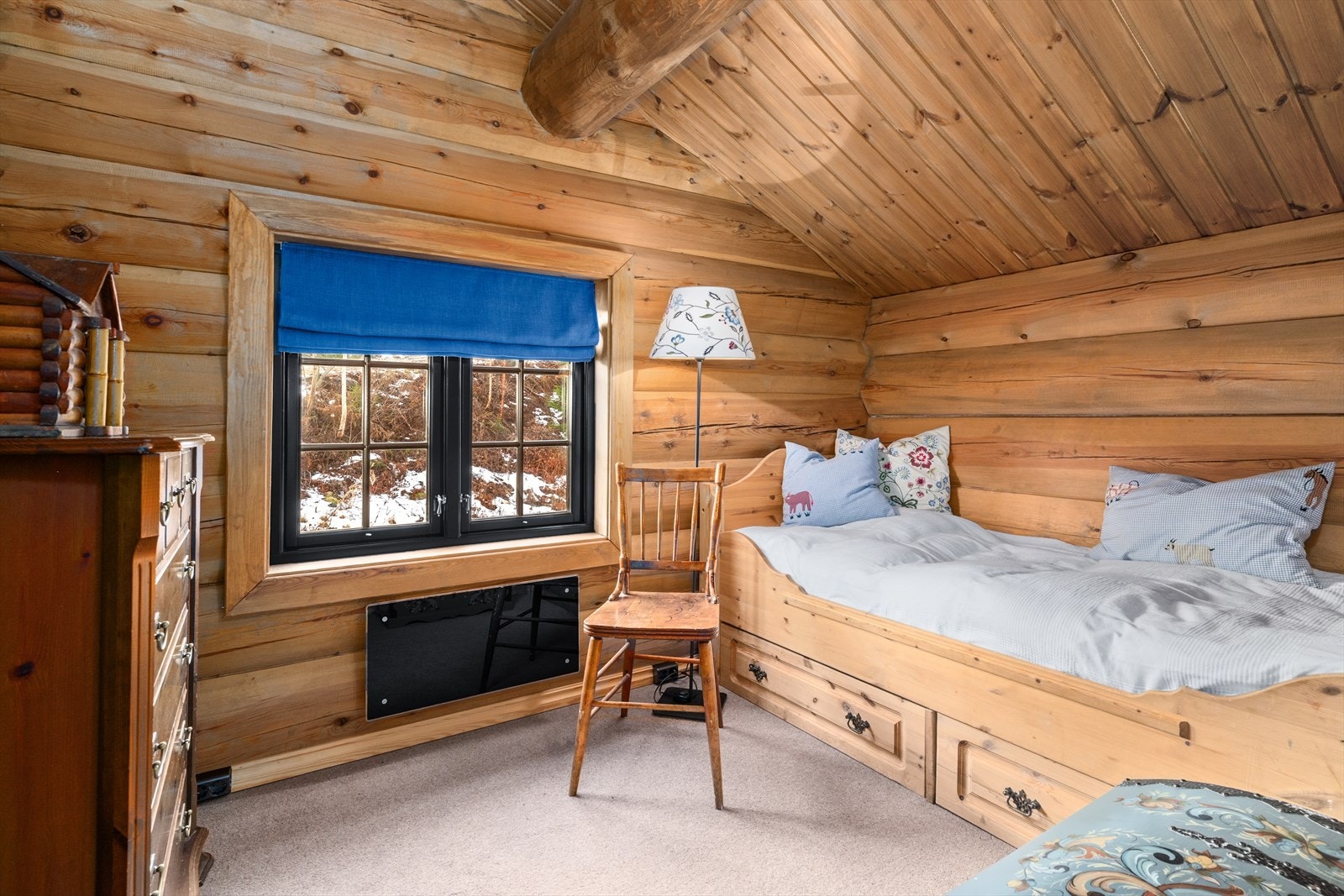 Også i denne etasjen er det panelovn i moderne design under vindu for effektiv og jevn varmefordeling. Galleribilde