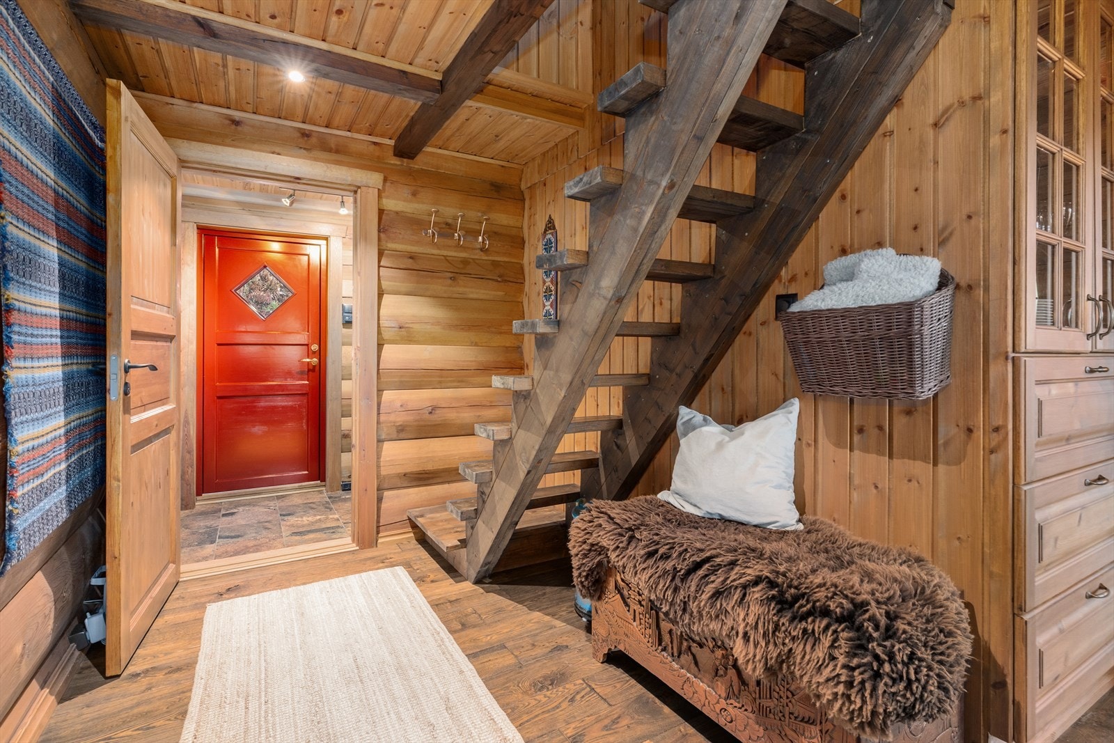 I mellomgangen er det trapp opp til 2. etasje, samt at det er adkomst til de øvrige rommene i etasjen. Galleribilde