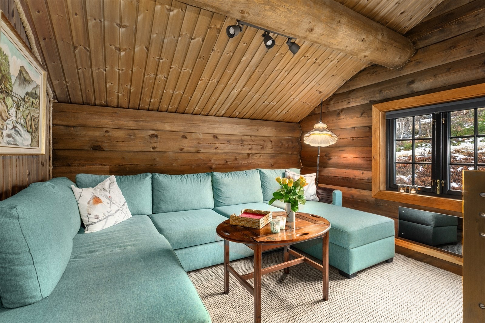 Fire av hyttas tilsammen fem soverom ligger i 2. etasje. Det ene rommet er i dag innredet som en koselig stue hvor familien kan samles til tv-kvelder. Galleribilde