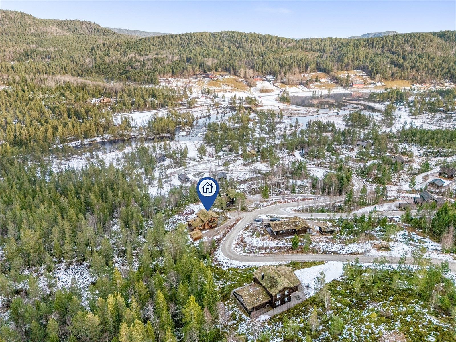 Fra hytta er det ca. 3 minutter med bil til Gautefall Skisenter med diverse alpinbakker, langrennsløyper og Ski Lodge med restaurant. Galleribilde