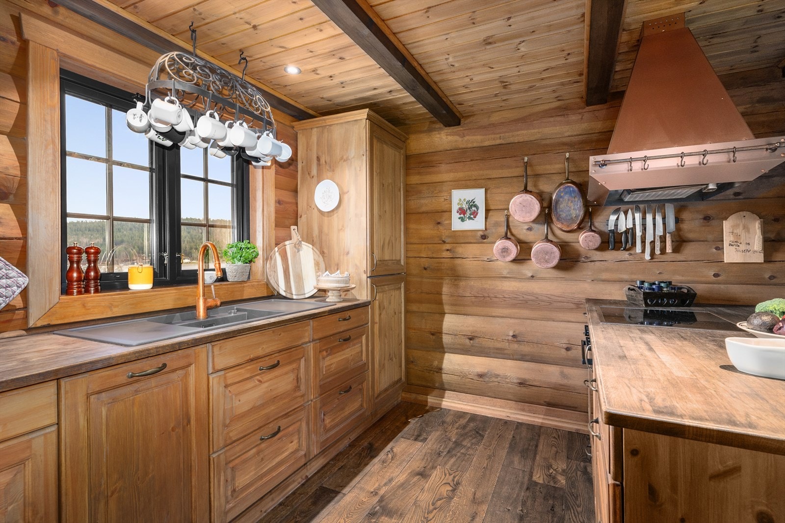 Over kokesonen er det kjøkkenventilator med kullfilter. Det er montert komfyrvakt og automatisk vannstopper. Galleribilde