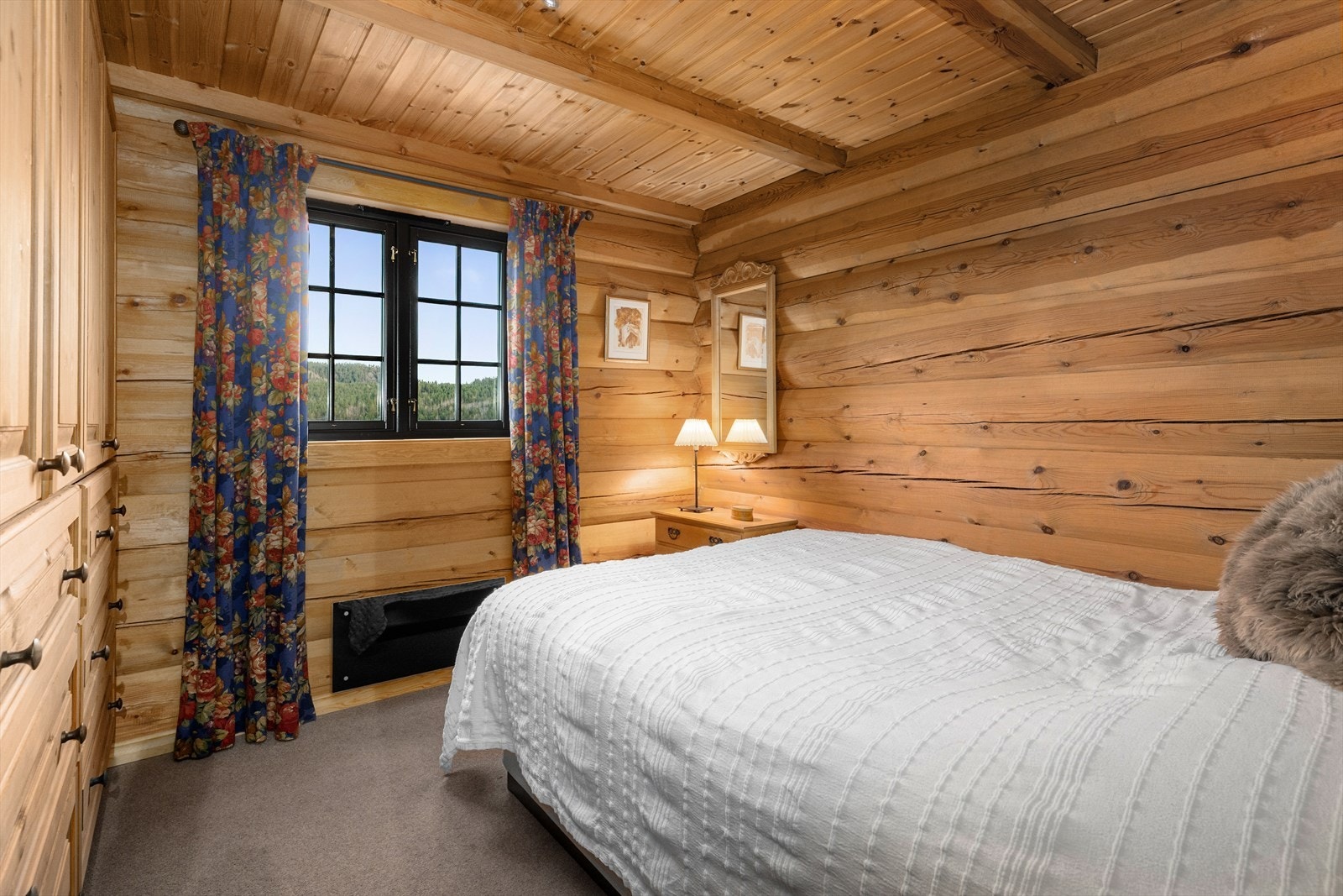 Et av hyttas tilsammen 5 soverom ligger i 1. etasje. Galleribilde