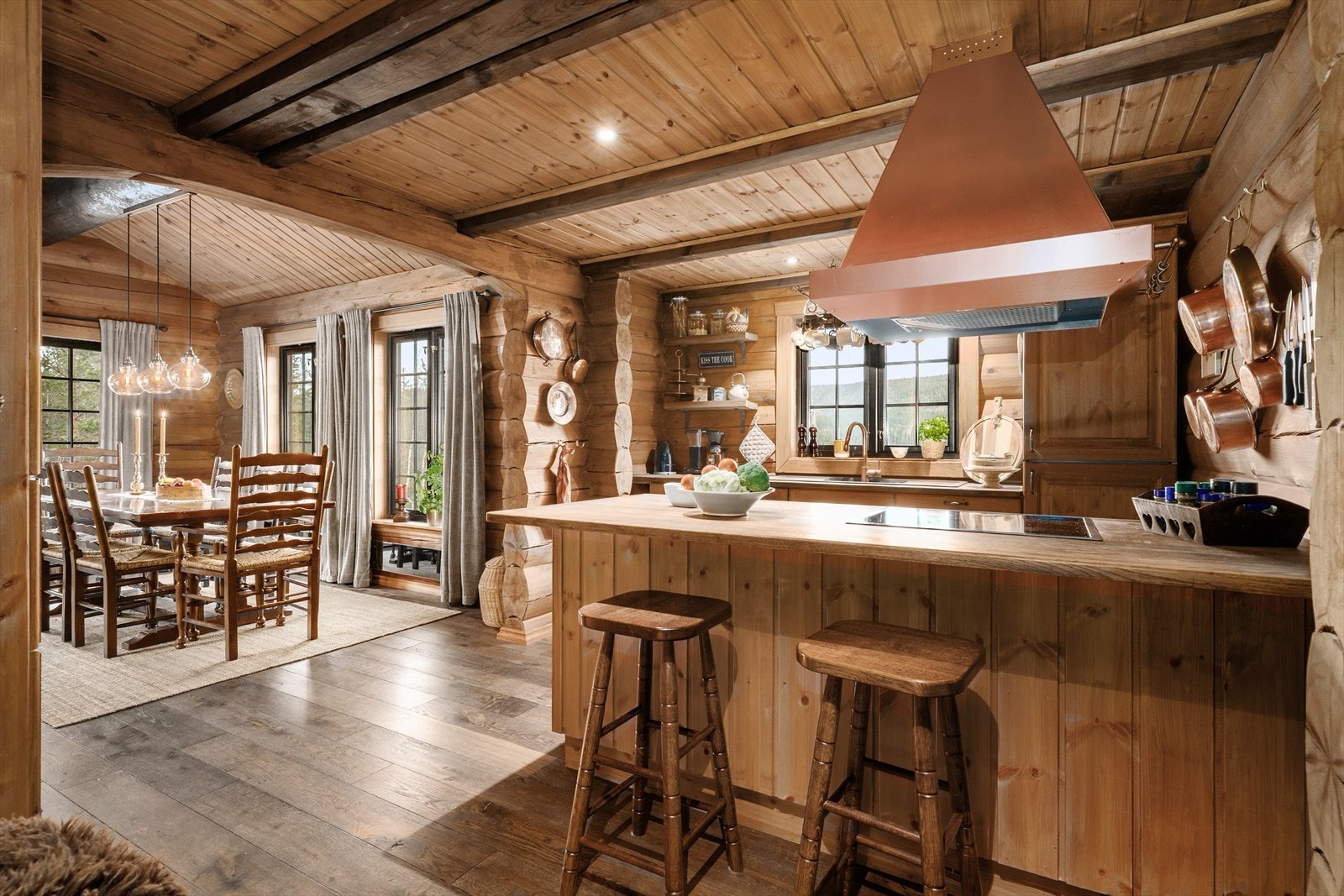 Fra mellomgangen kommer man inn på det solide kjøkkenet med plass til alt man måtte trenge på hytta. Her er det plassbygget innredning, og flott barløsning med sitteplasser hvor man kan ønske gjester velkommen med et glass vin mens maten putrer i gryta! Galleribilde