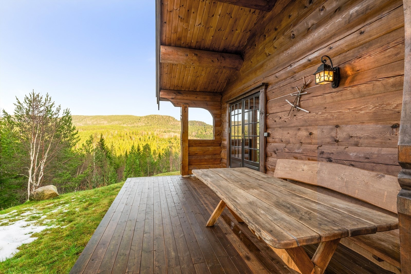 Hytta har vinduer og verandadør på bad fra 2019, samt verandadør i stue fra 2025. Galleribilde