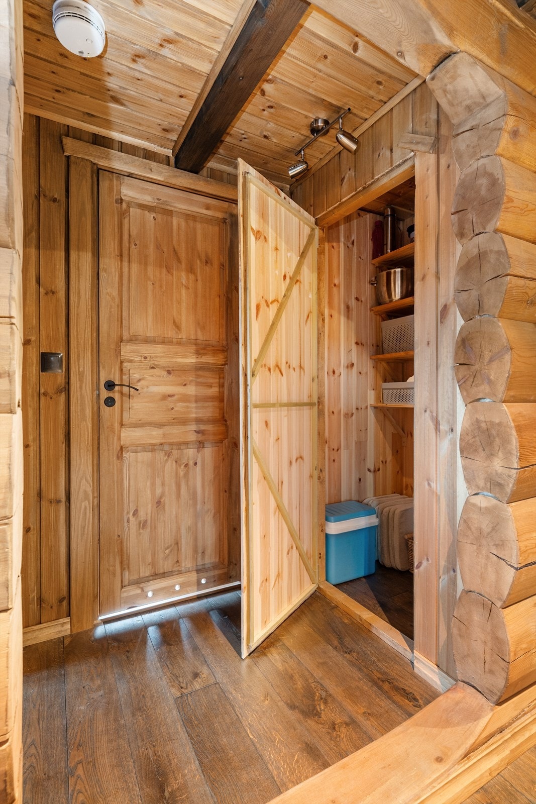 I soveromsgangen er det en kjekk liten bod med lagringsplass. Galleribilde