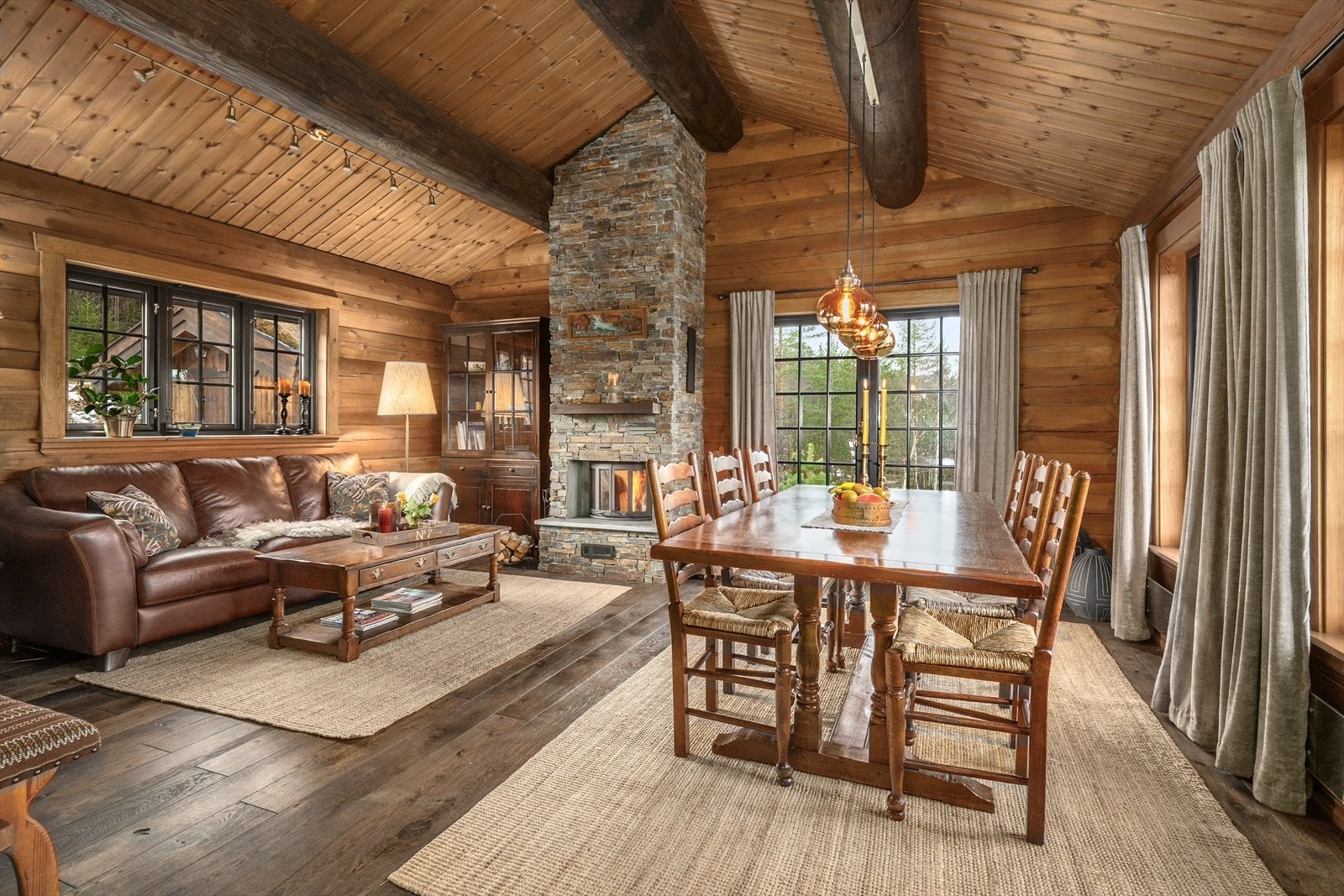 Hytta gir et helhetlig og harmonisk inntrykk, med tømmervegger som gir rommene et lunt og levende uttrykk med et varmt preg. Galleribilde