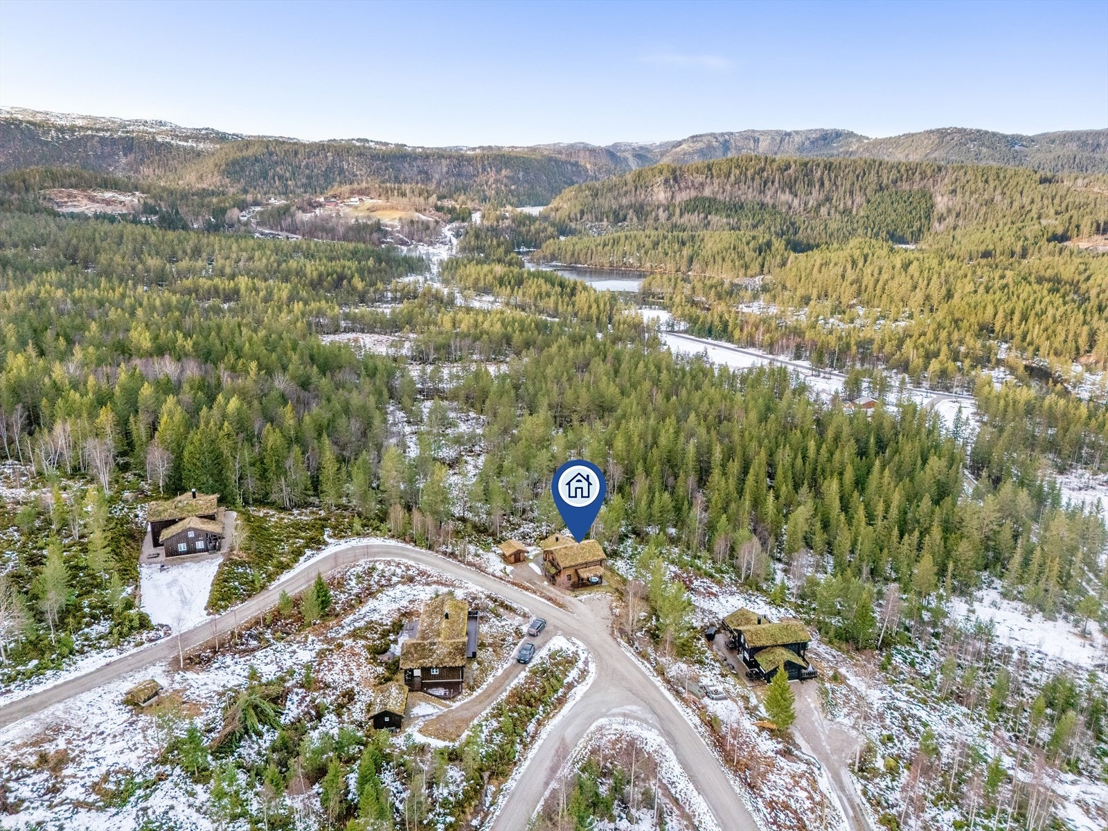 Kort vei opp til tur og skiløyper, og gapahuk for feltet, og like kort vei til den vidunderlige badeplassen rett ned bakken. Galleribilde