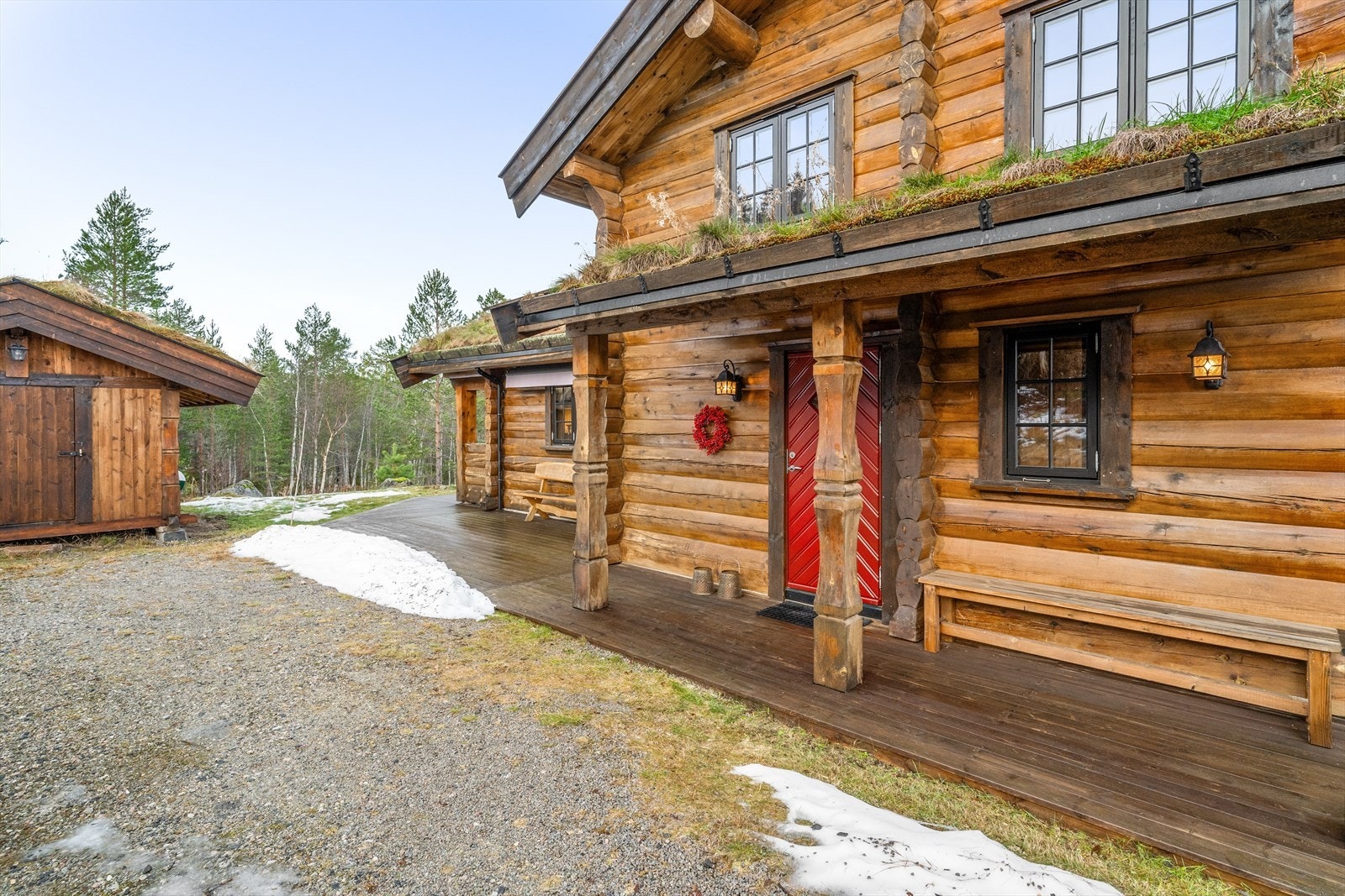 Trappefri adkomst fra gårdsplass med parkering rett inn i hytta. Galleribilde