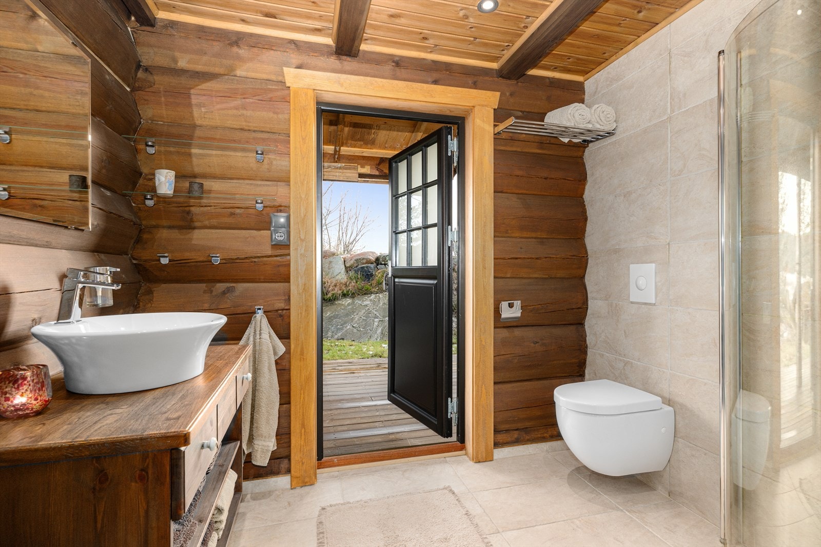 Badet har også dusjnisje med dekorativ mosaikkflis og innfellbare glassdører, samt veggmontert toalett. Fra badet er det utgang til overbygget terrasse hvor man kan nyte et deilig spa-bad. Galleribilde