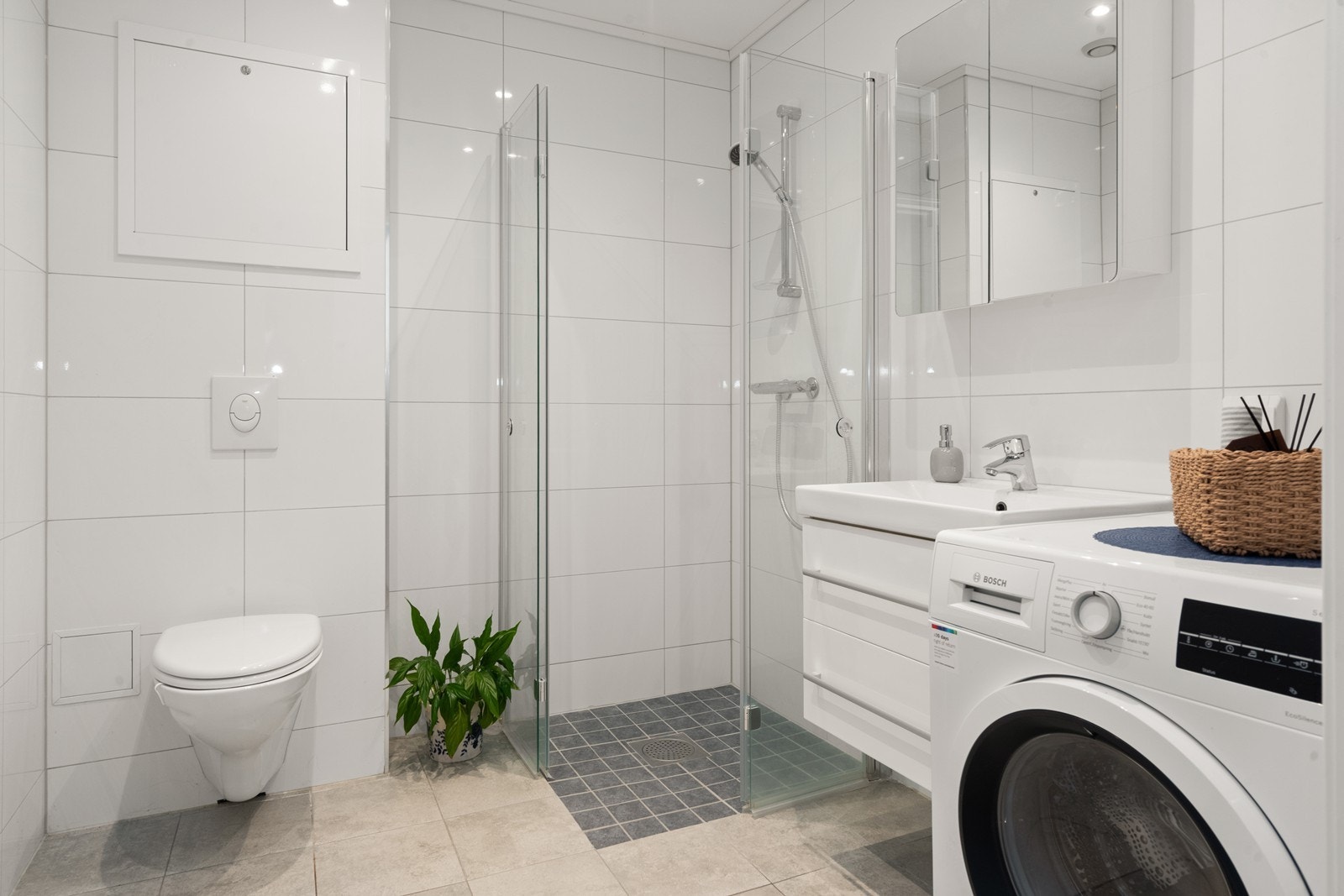 Badet fra 2018 har flislagt gulv med elektriske varmekabler og flislagte vegger. Galleribilde